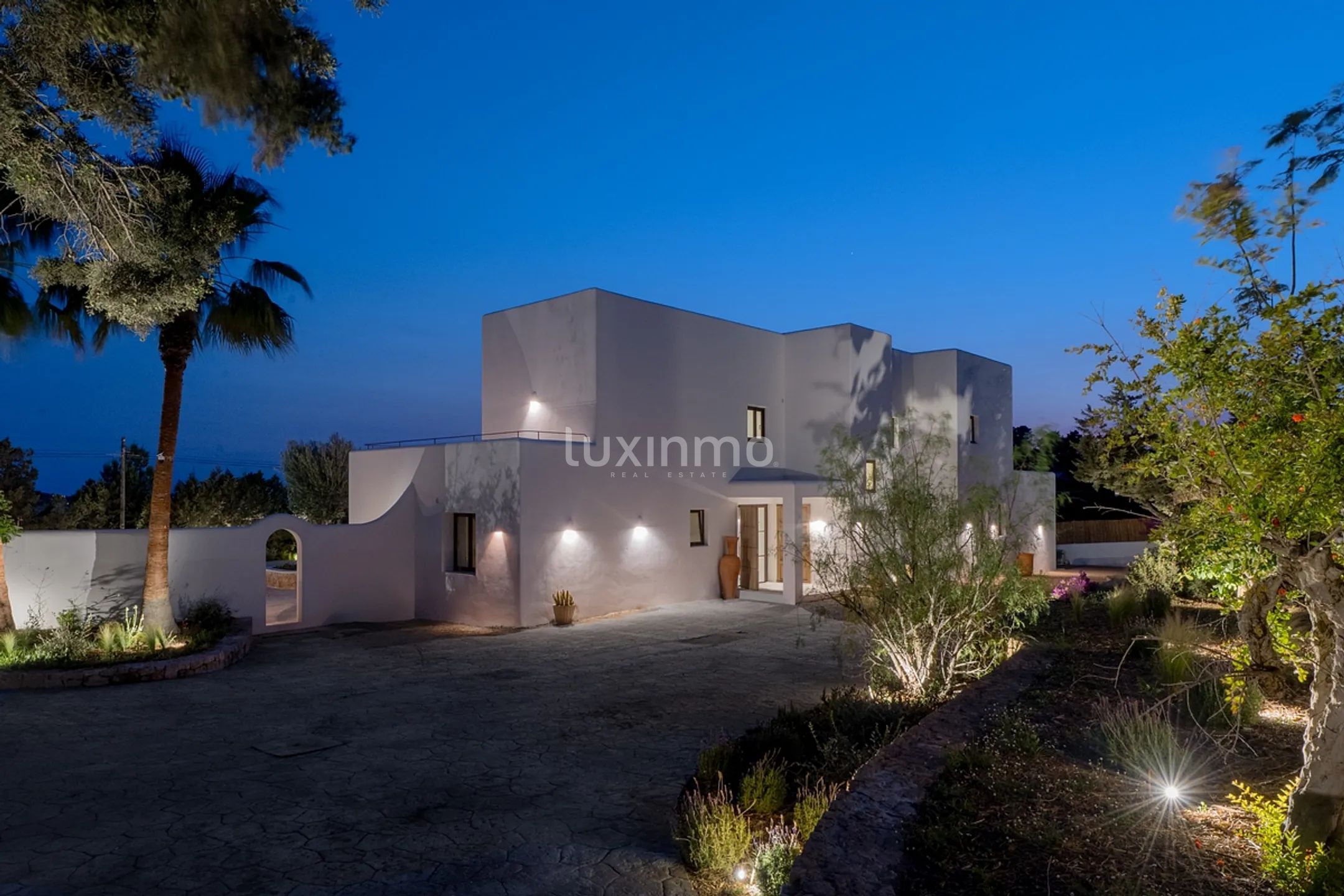 An bicencan retreat where organic design meets island living — photo 67