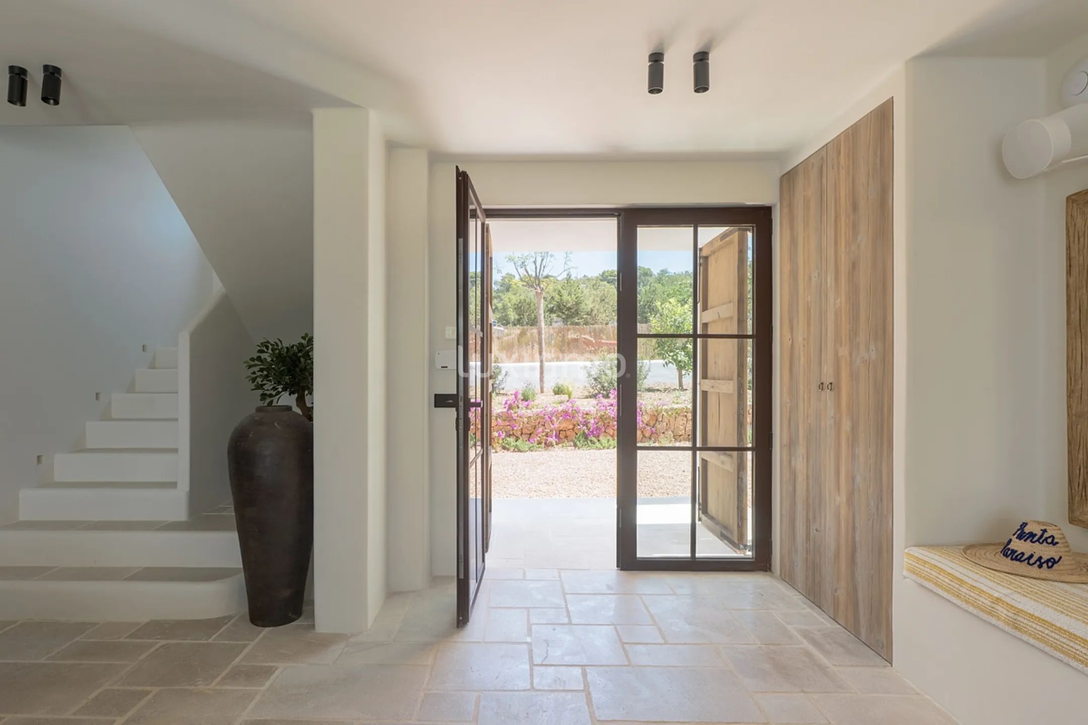 An bicencan retreat where organic design meets island living — photo 21