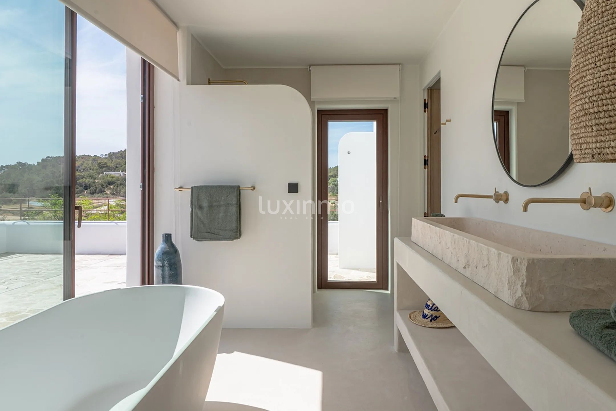 An bicencan retreat where organic design meets island living — photo 42