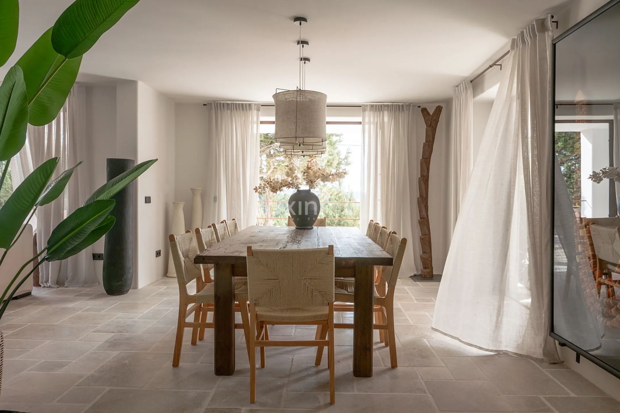 An bicencan retreat where organic design meets island living — photo 37