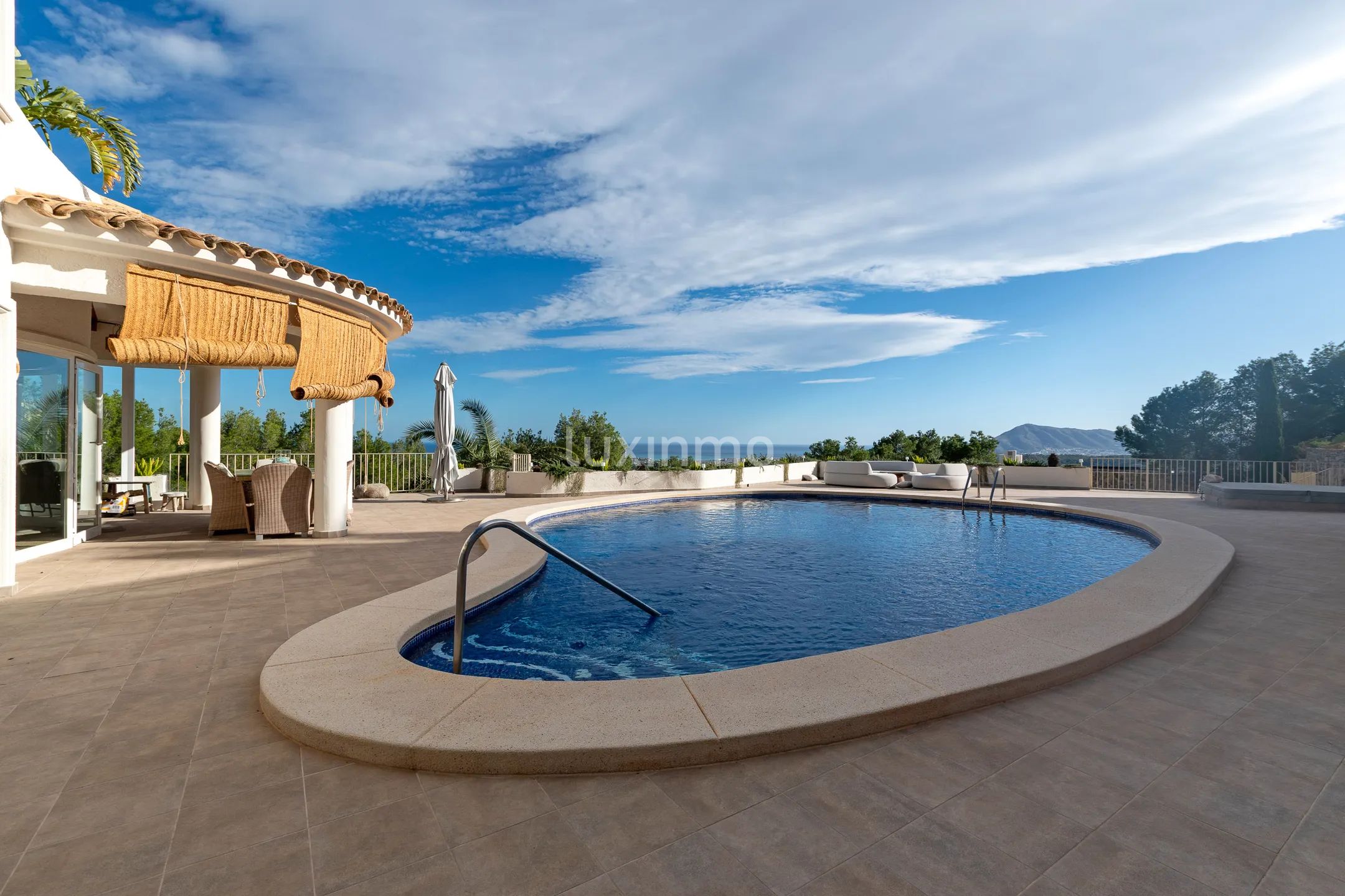 Impresionante Villa estilo ibicenca con vistas despejadas al mar y montañas — photo 8