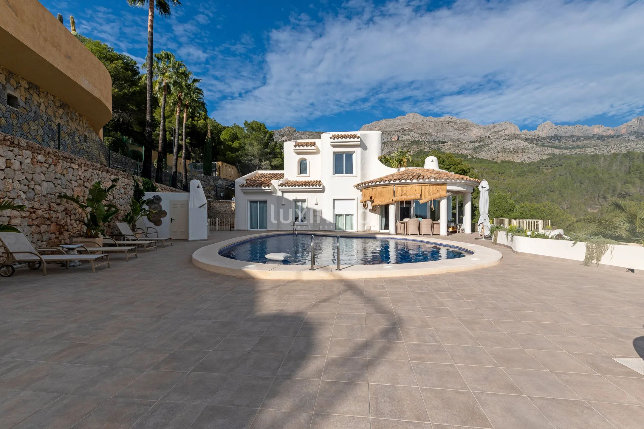 Impresionante Villa estilo ibicenca con vistas despejadas al mar y montañas — photo 1