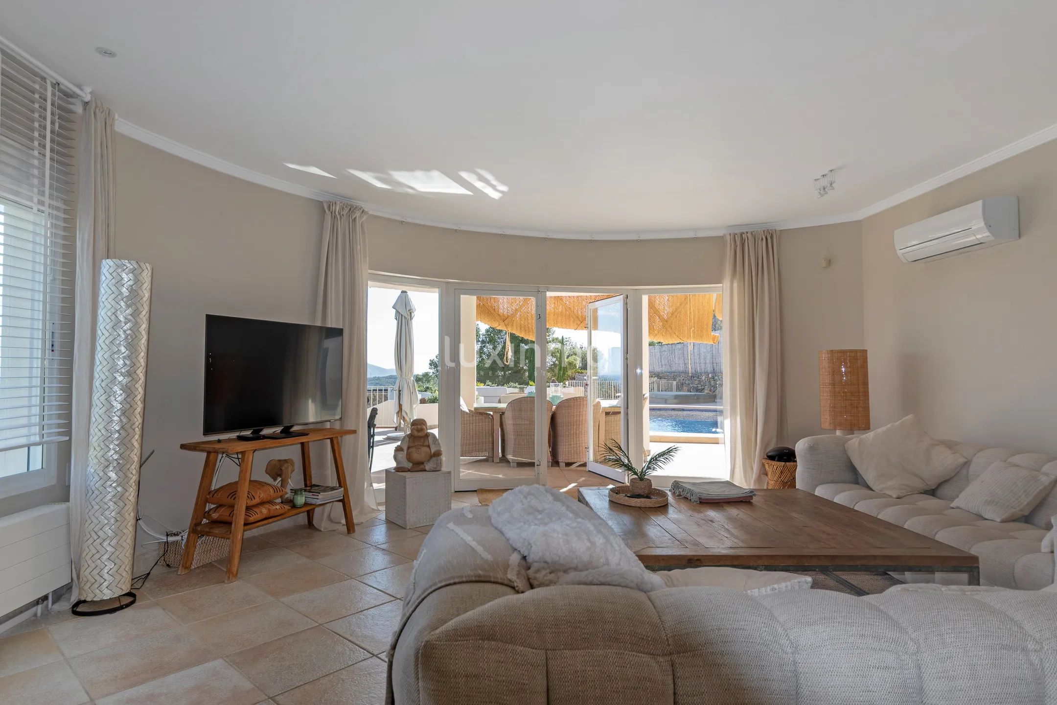 Impresionante Villa estilo ibicenca con vistas despejadas al mar y montañas — photo 13