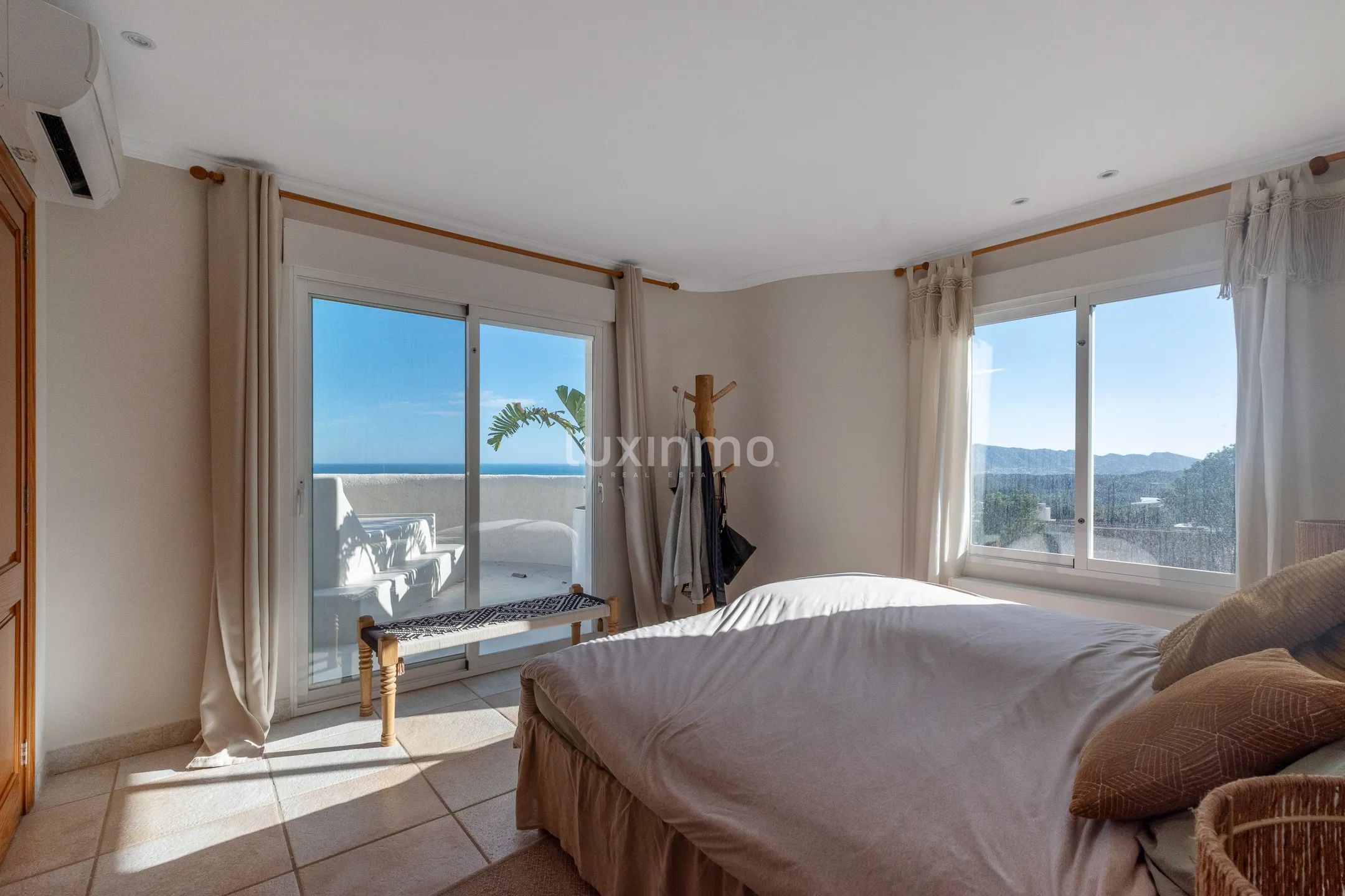 Impresionante Villa estilo ibicenca con vistas despejadas al mar y montañas — photo 10