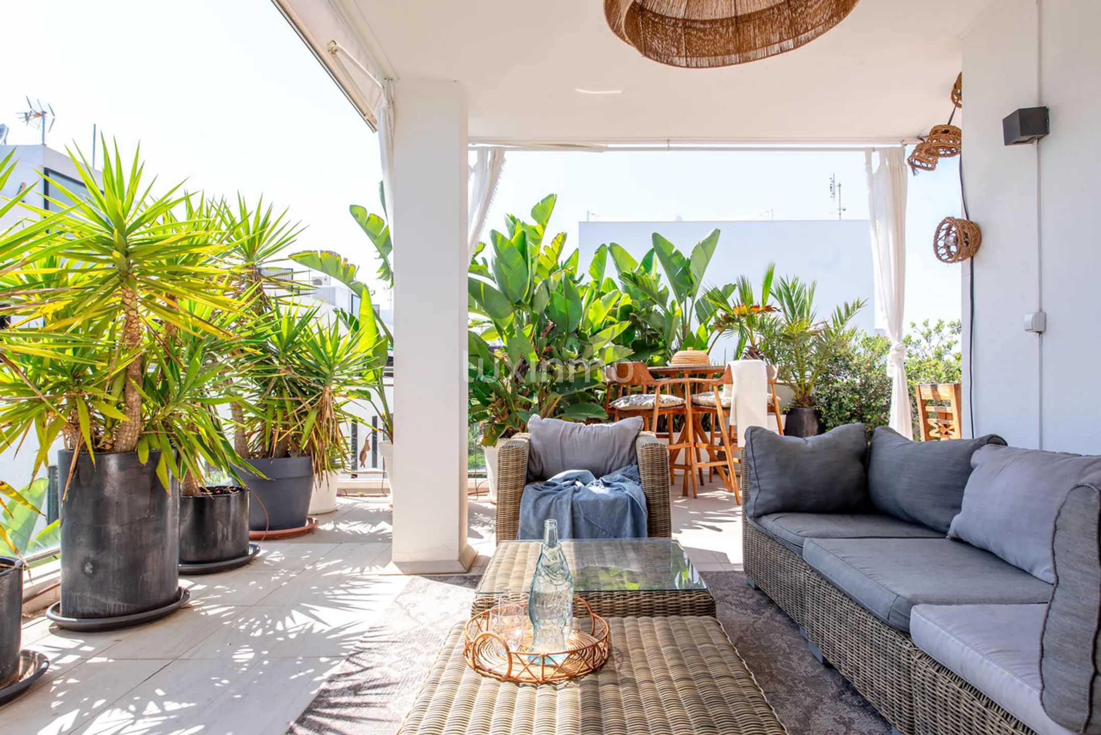 Spacious apartment in Talamanca with panoramic sea views