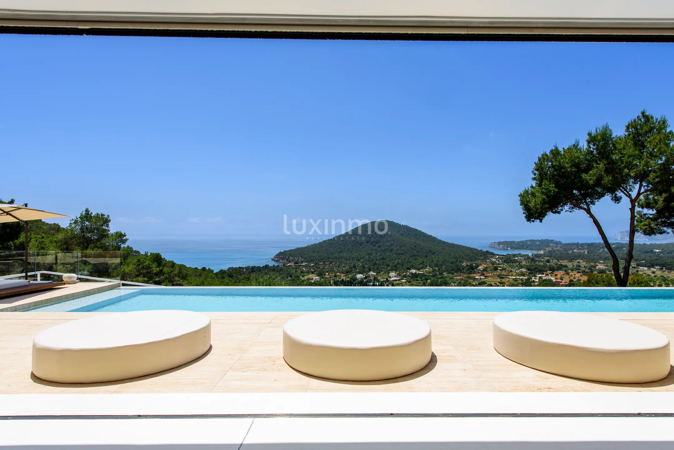 Atemberaubende Villa auf einem Hügel mit Panoramischem Blick über Sa Caleta und Cala Jondal, Ibiza