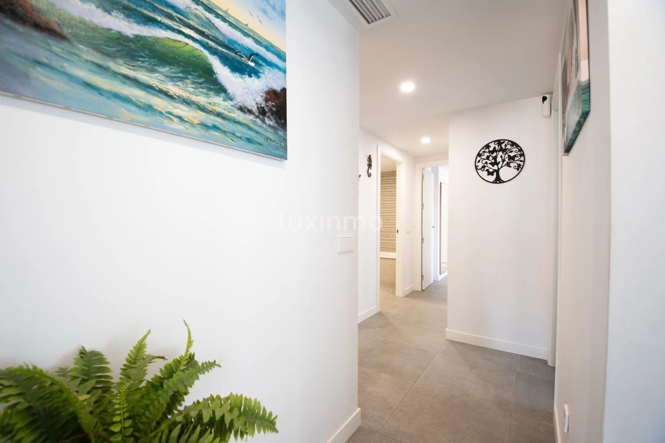 Modern apartment with mountain and sea views in Calpe — photo 17