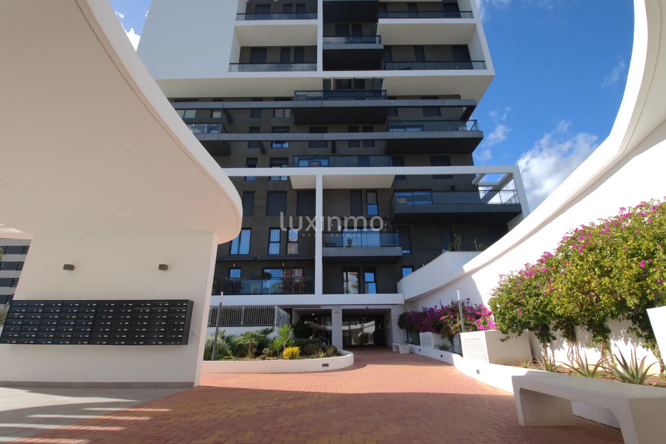 Modern apartment with mountain and sea views in Calpe — photo 23