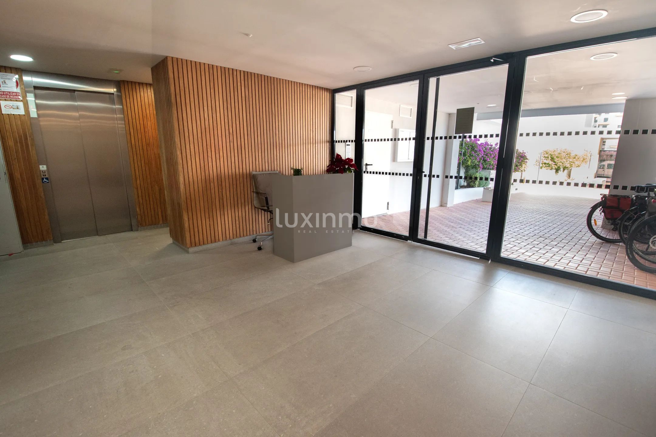 Modern apartment with mountain and sea views in Calpe — photo 24