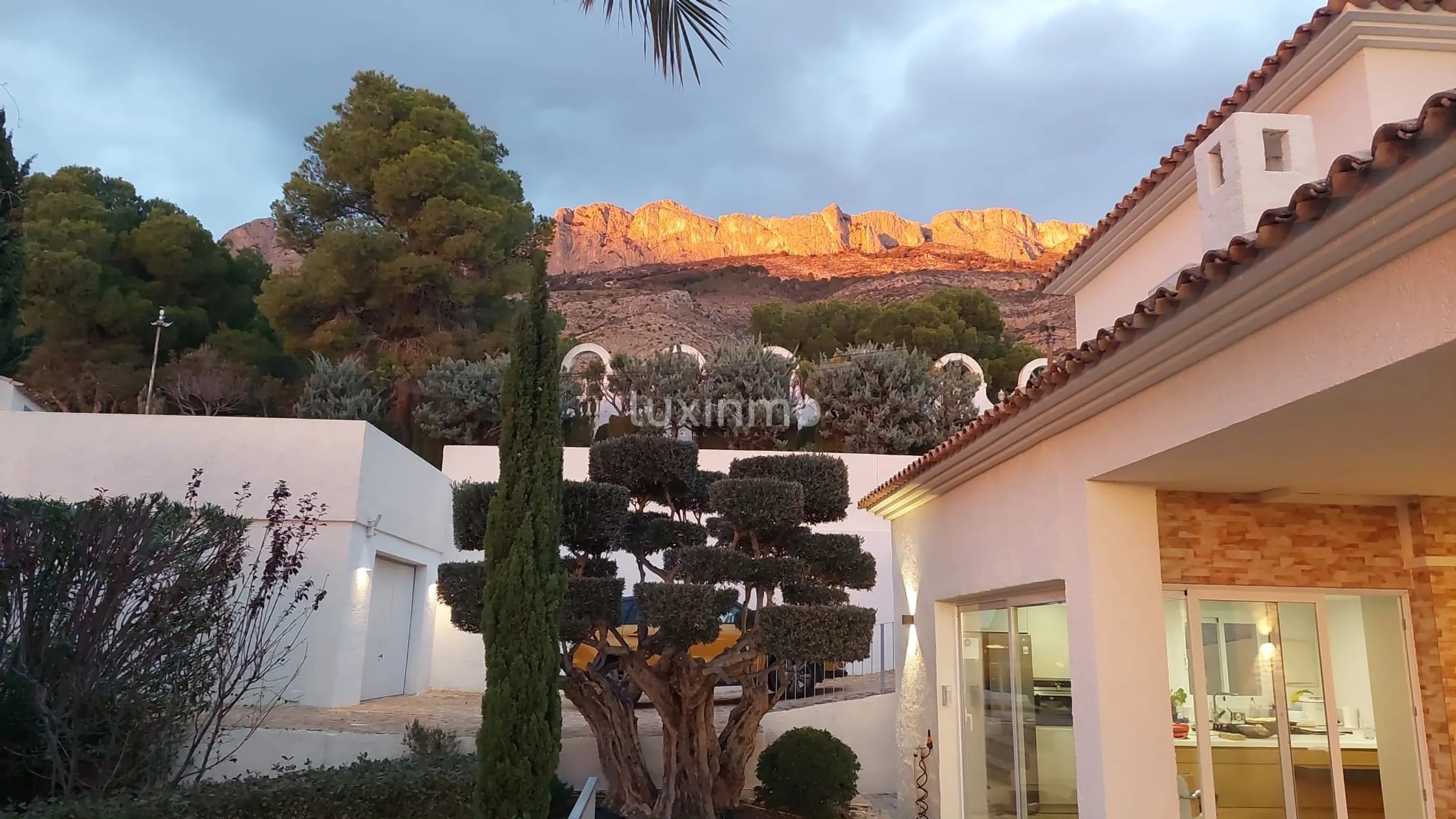 Mediterranean-style villa with pool and mountain views in Altea la Vella — photo 43