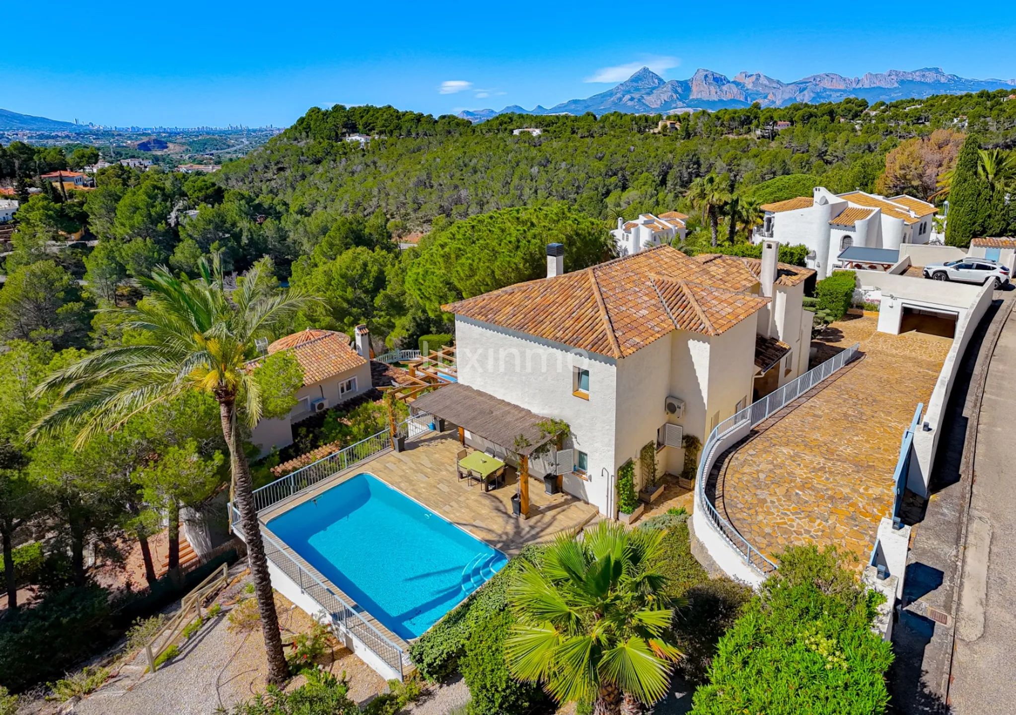 Villa de estilo mediterráneo con piscina y vistas a la montaña en Altea la Vella