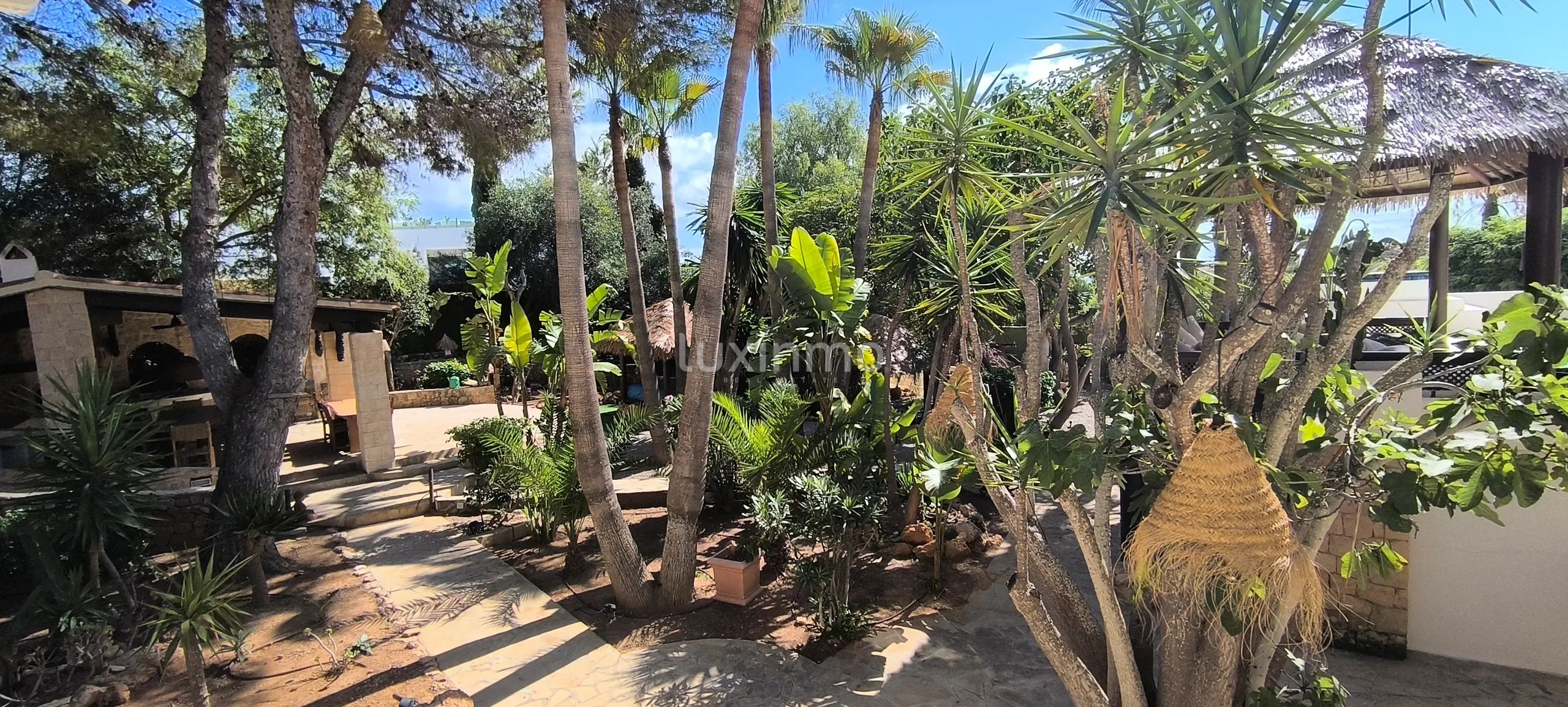 Rustic 14 bedroom estate with sea views in Cap Martinet — photo 17