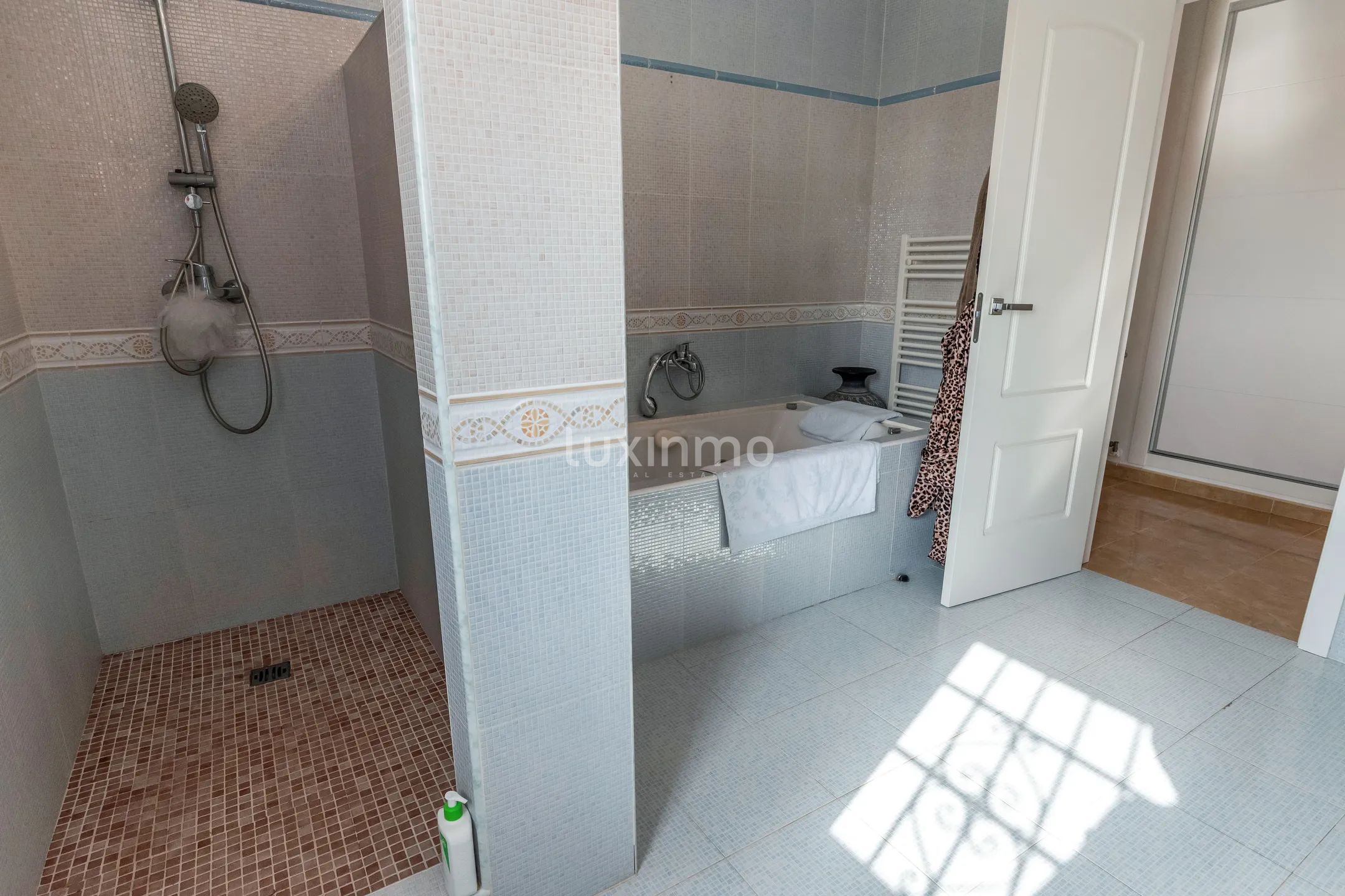 Mediterranean-style villa with pool and sea views in Altea La Vella — photo 22