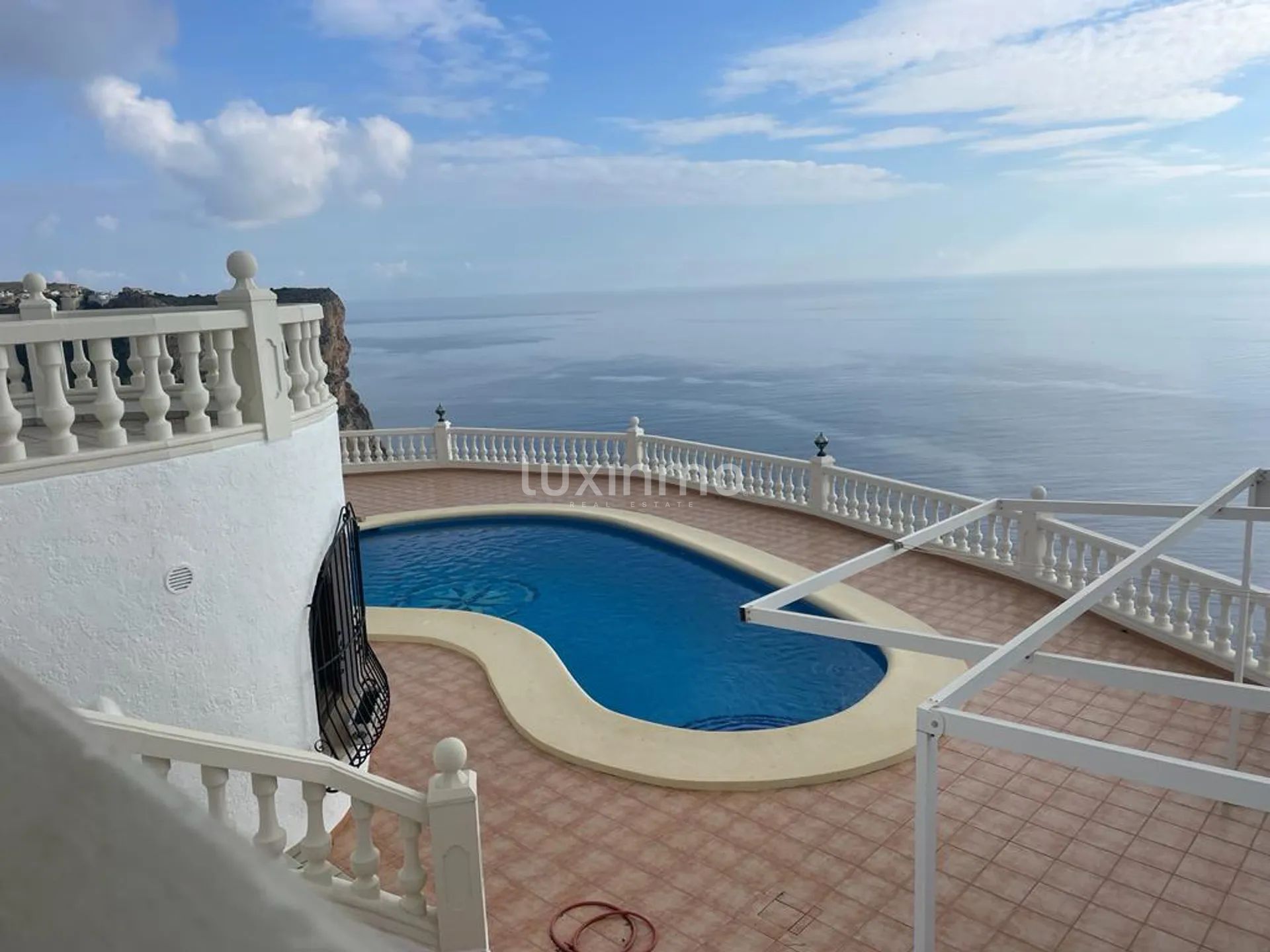 Mediterranean villa with Pool and Panoramic Sea Views — photo 4