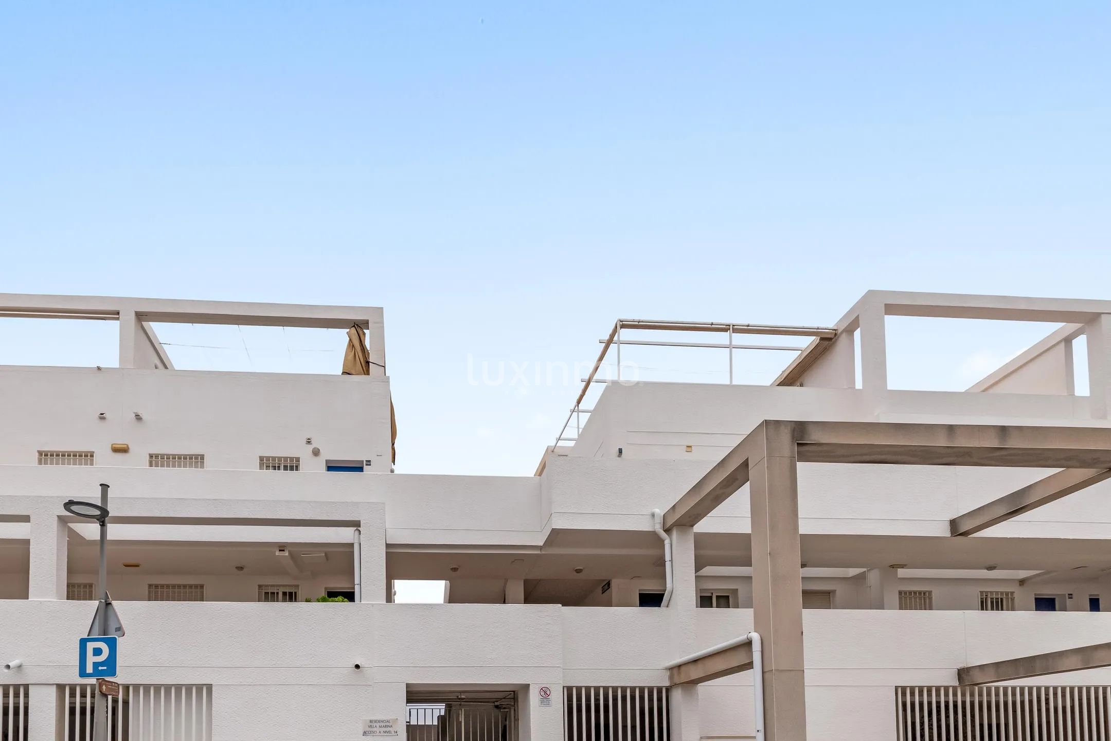 Modern sea-view flat with terrace in Rincón de Loix — photo 15