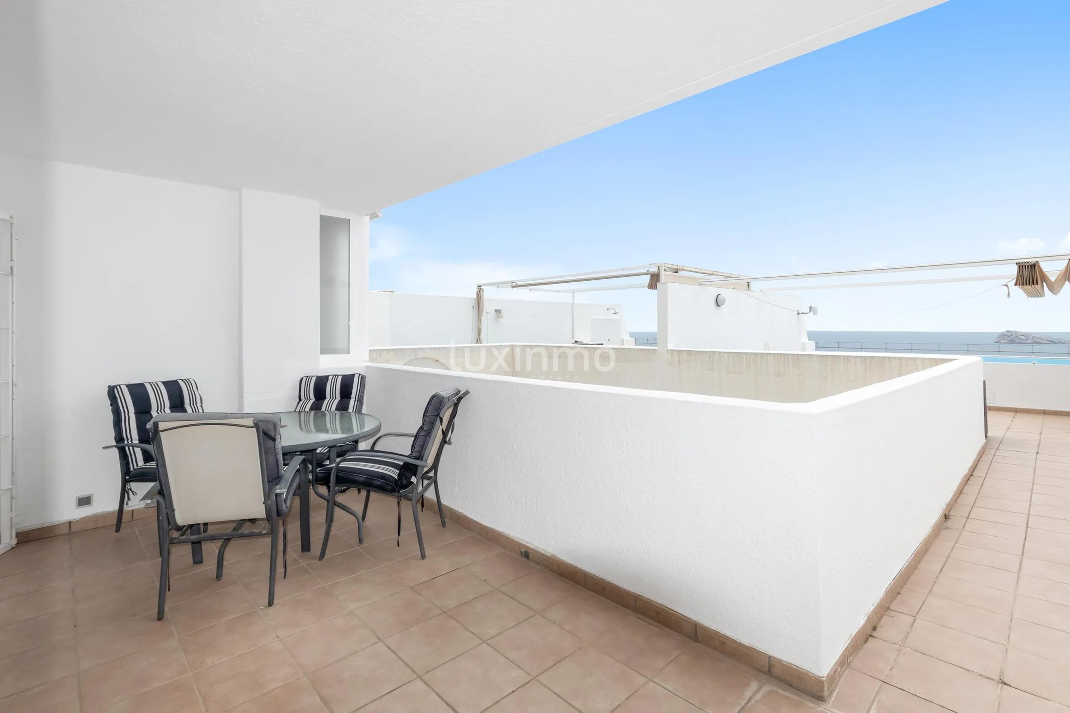 Modern sea-view flat with terrace in Rincón de Loix — photo 12
