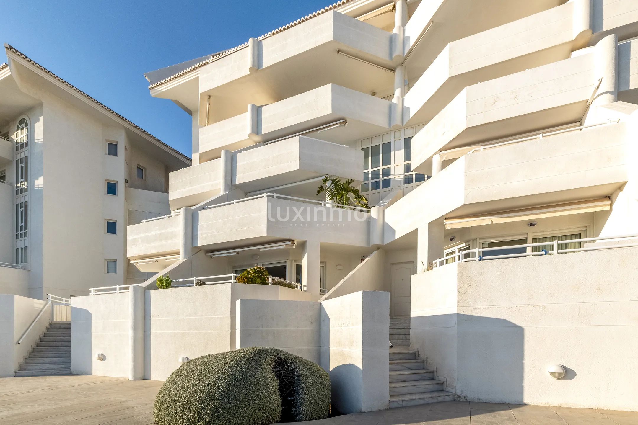 Современная квартира с террасой и видом на море в Маскарате, Алтея — photo 17