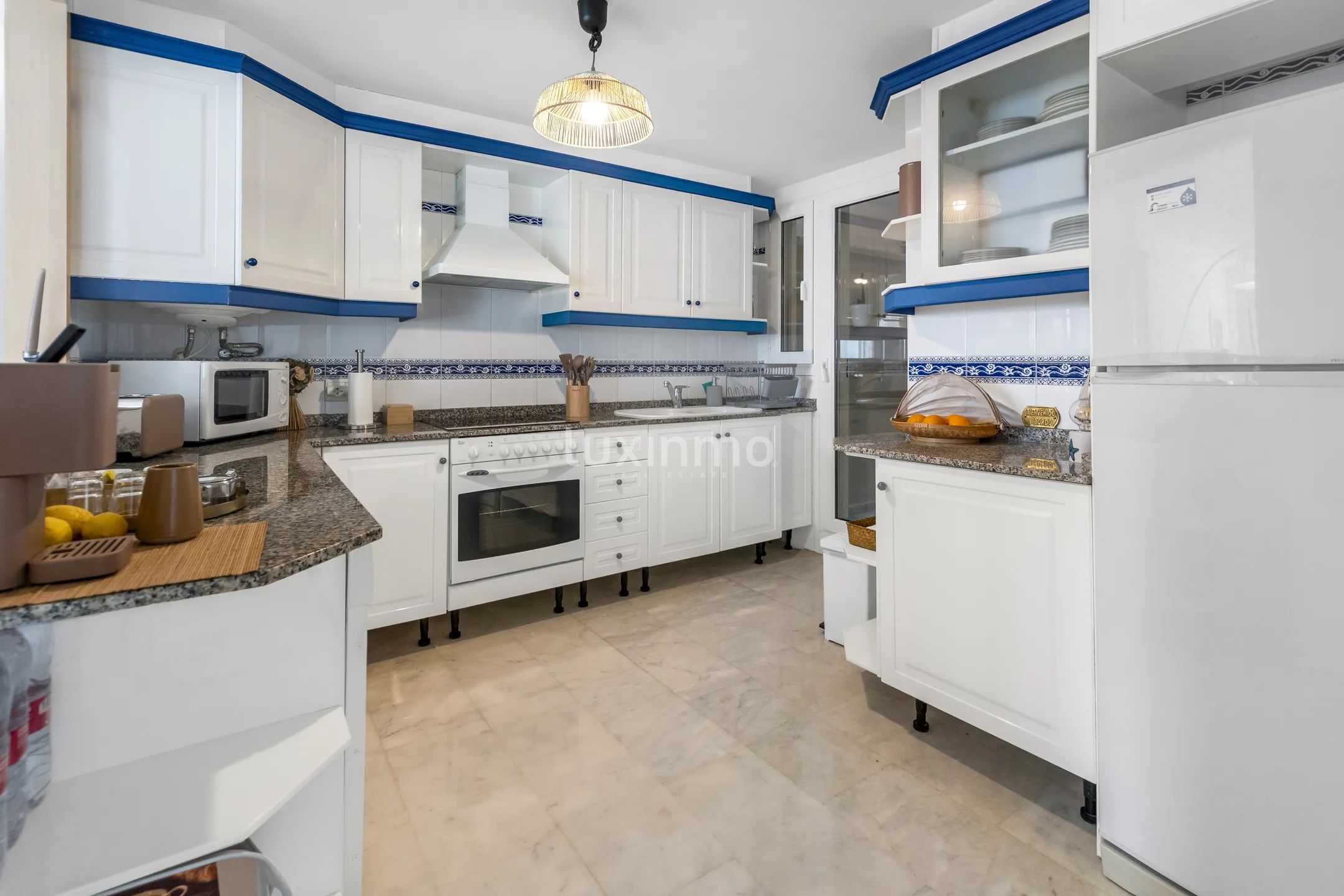 Современная квартира с террасой и видом на море в Маскарате, Алтея — photo 14