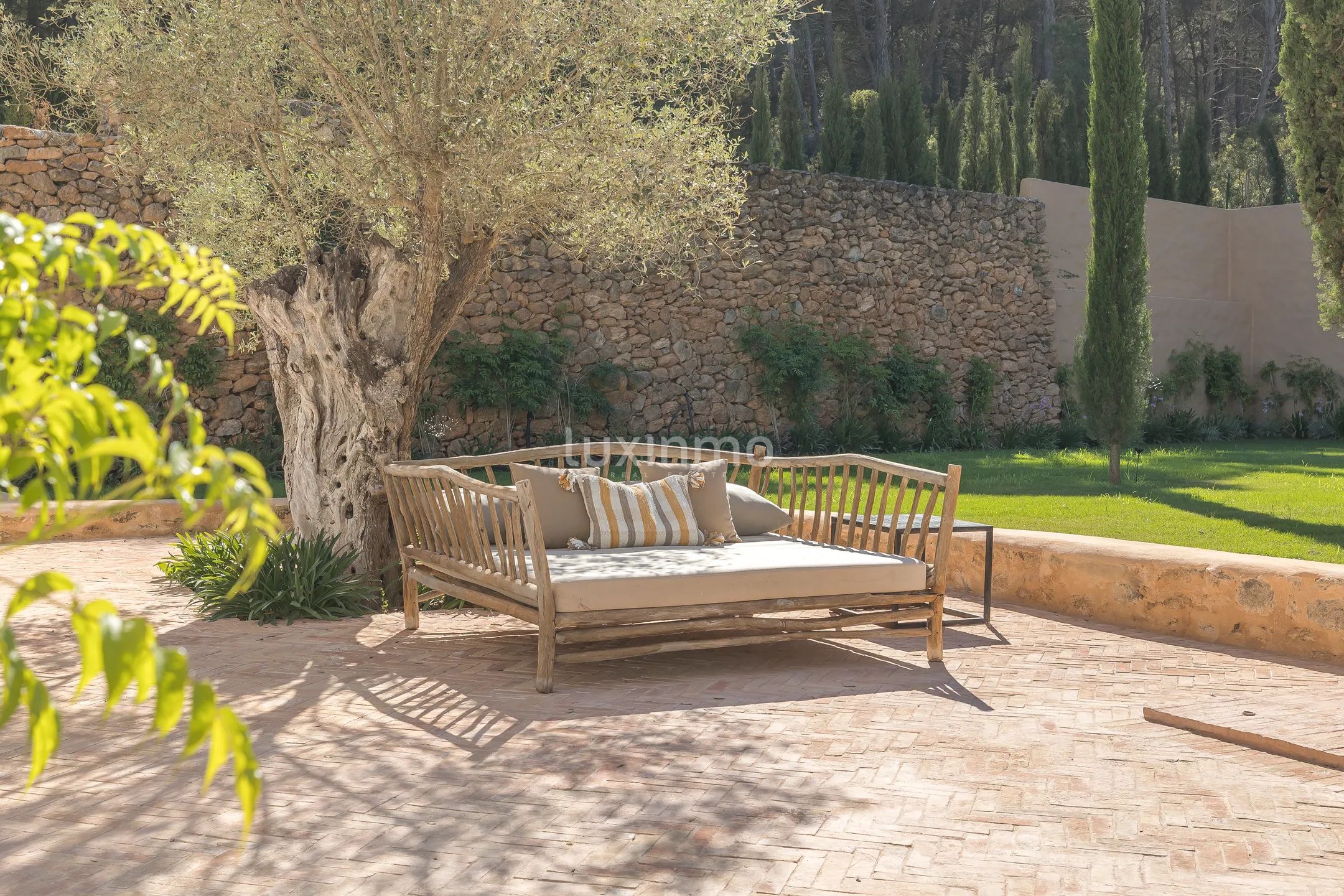 A Luxurious Shabby Chic Retreat in the Balearic Islands — photo 11