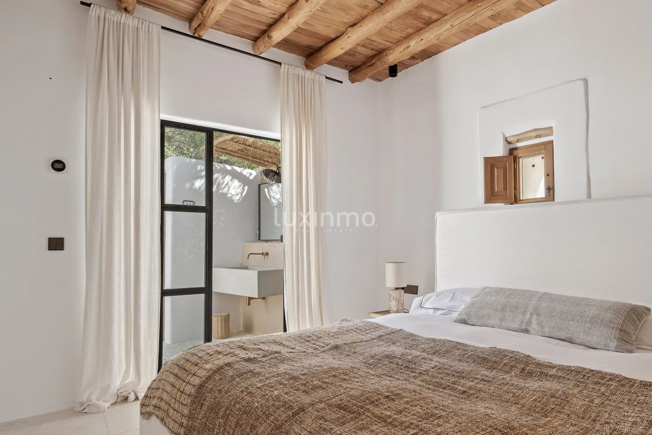 A Luxurious Shabby Chic Retreat in the Balearic Islands — photo 36