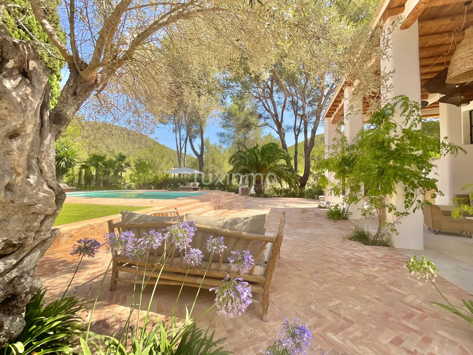 A Luxurious Shabby Chic Retreat in the Balearic Islands — photo 43