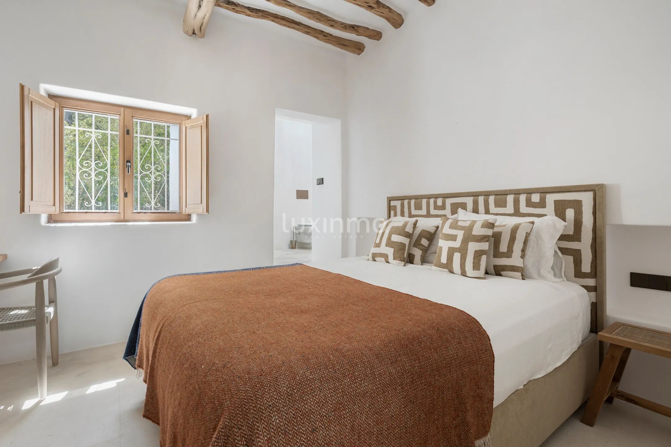 A Luxurious Shabby Chic Retreat in the Balearic Islands — photo 34