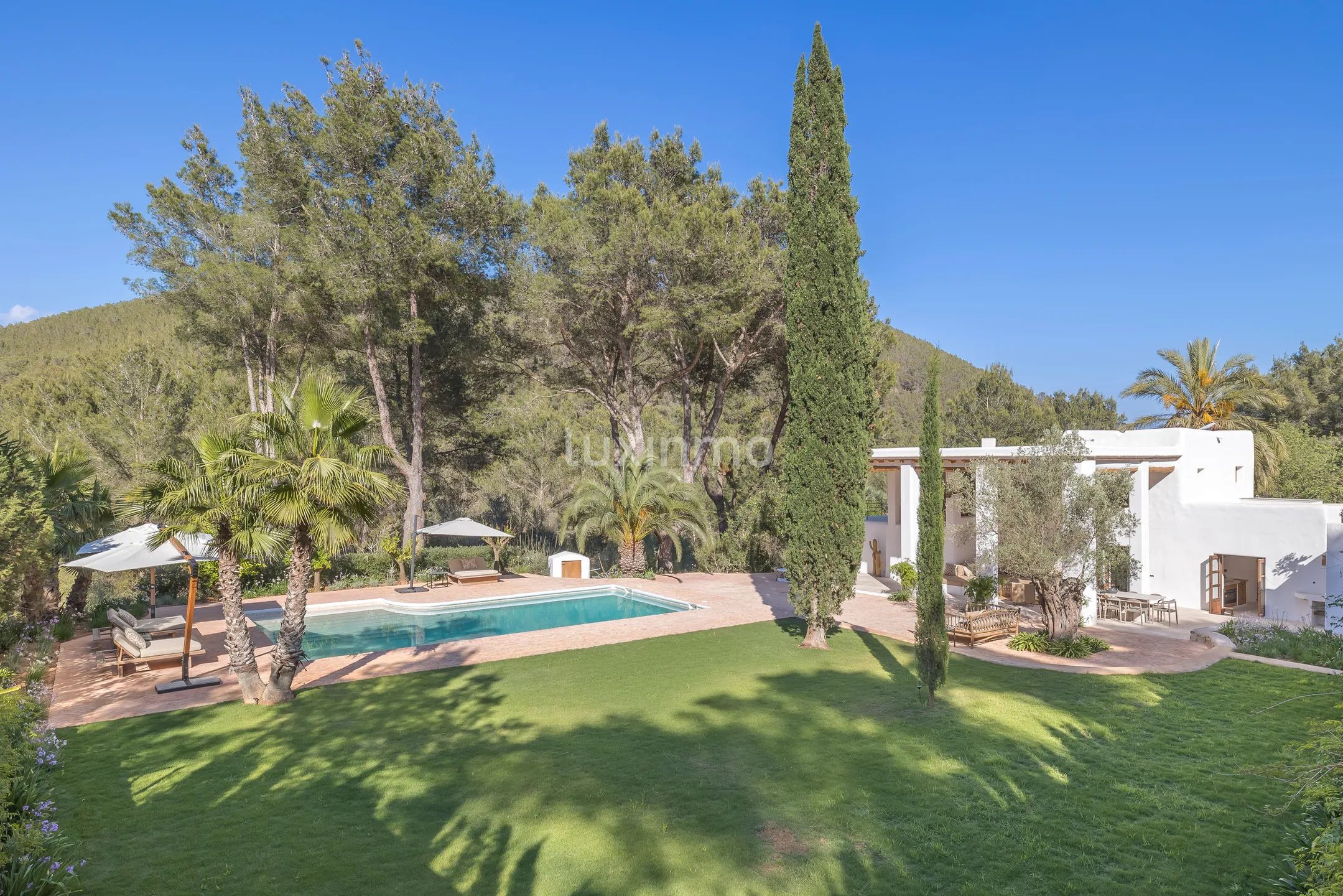 A Luxurious Shabby Chic Retreat in the Balearic Islands — photo 39