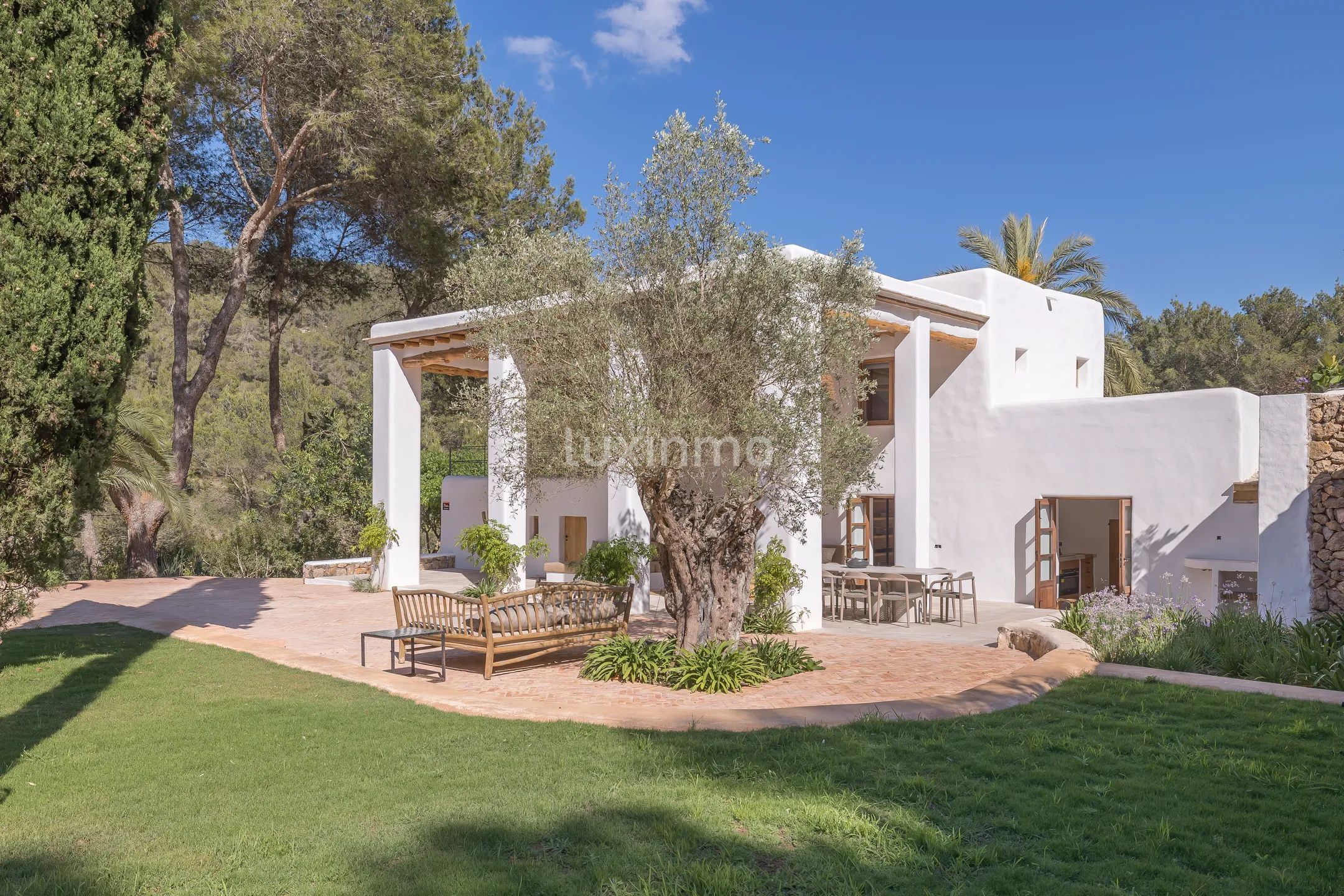 A Luxurious Shabby Chic Retreat in the Balearic Islands — photo 4
