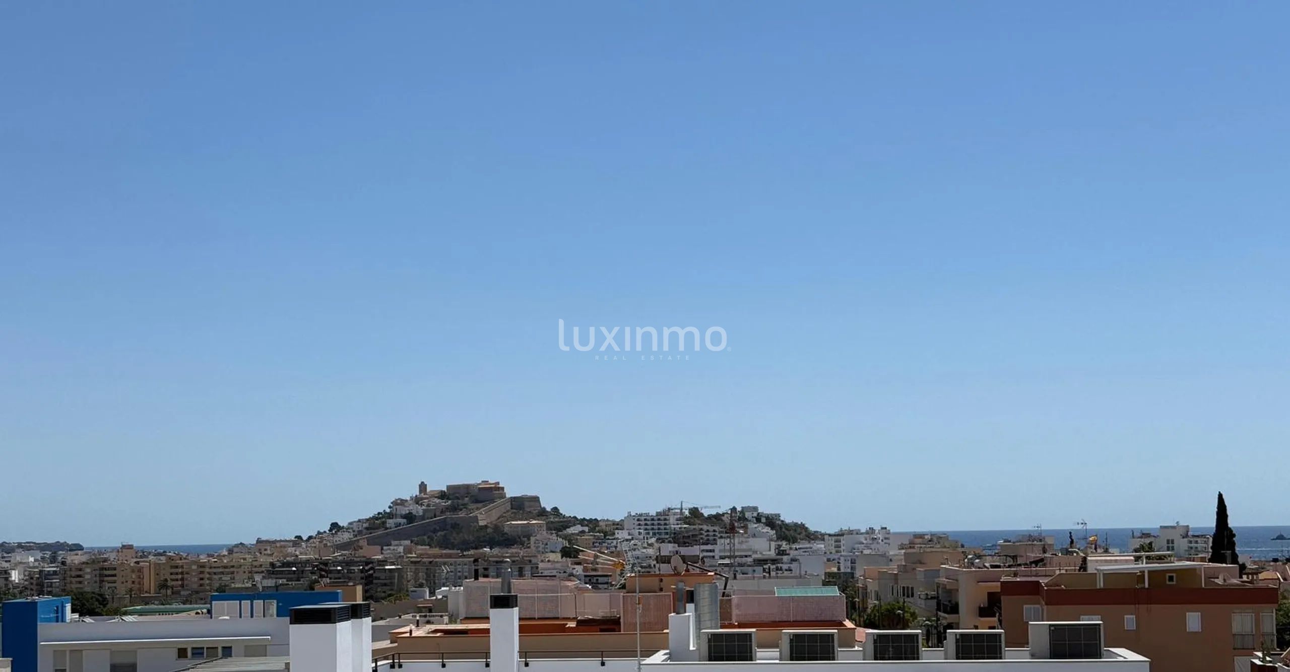 Espectacular Ático Dúplex con Vistas al Mar y la Montaña