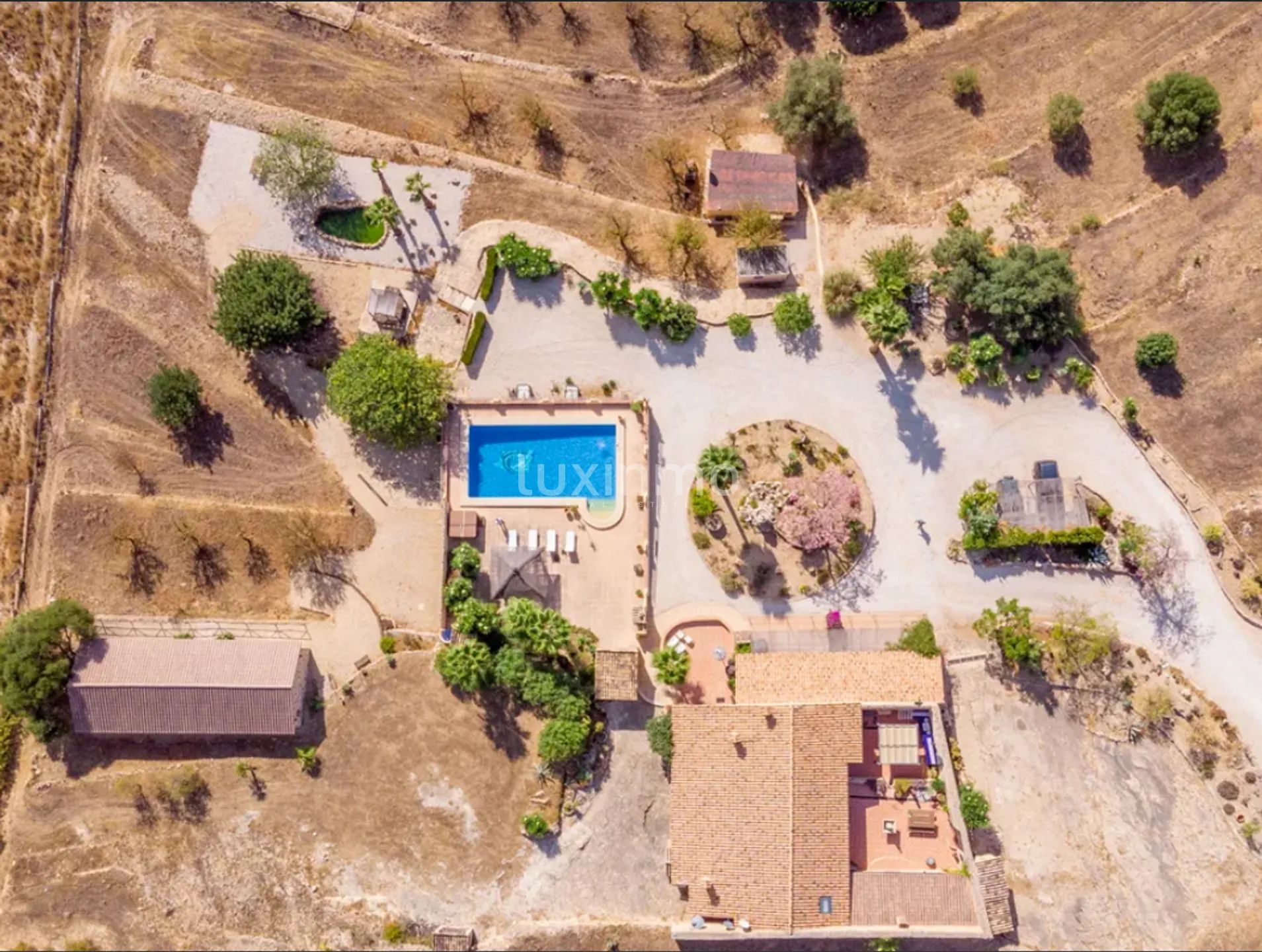 Finca mediterránea con casas de invitados y vistas panorámicas