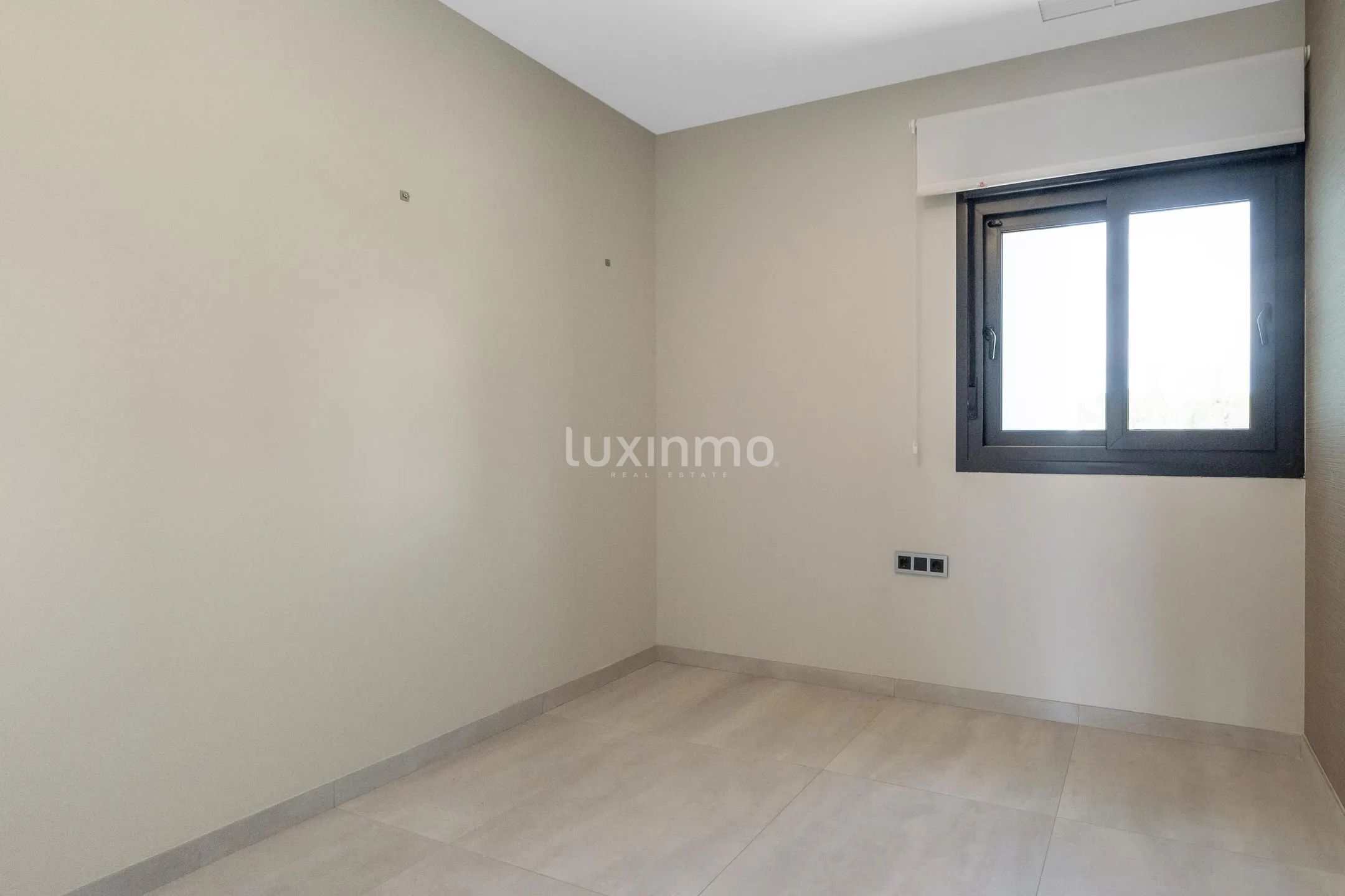 Beautiful 3 bedroom flat in Sunset Waves for sale — photo 25
