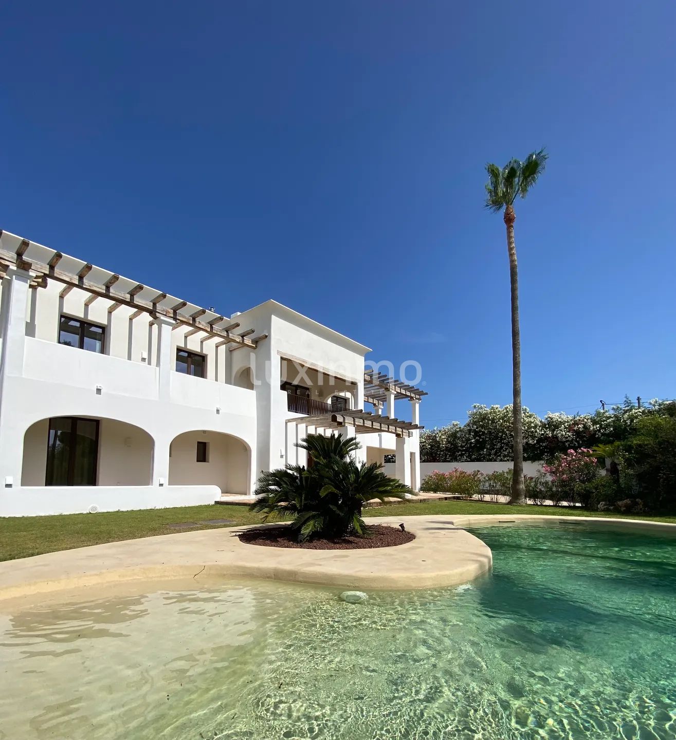 Ruime villa in Ibiza stijl te koop in Moraira