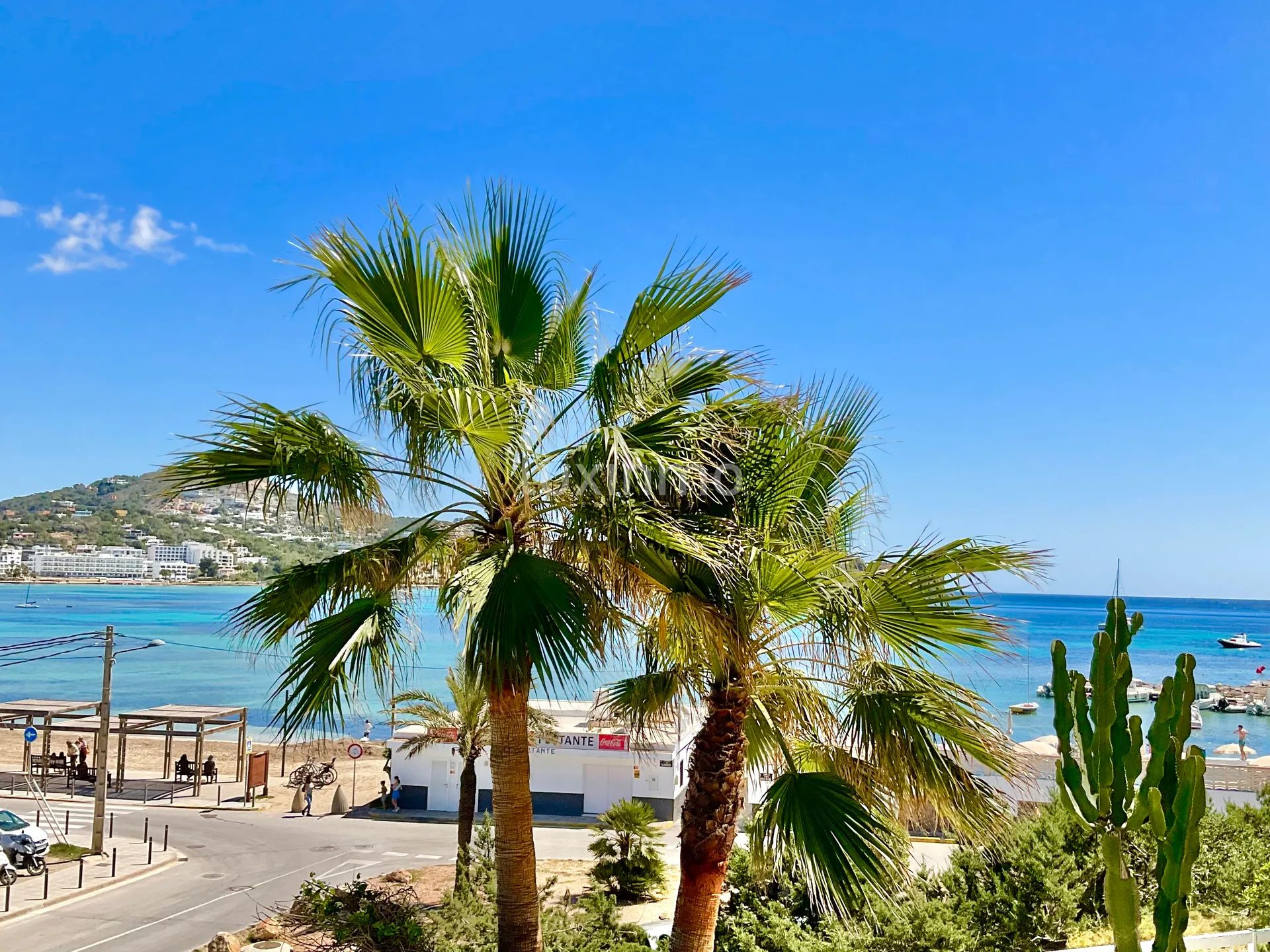 Mieszkanie w stylu śródziemnomorskim z 4 sypialniami i widokiem na morze na sprzedaż w Marina Botafoc-Talamanca, Ibiza