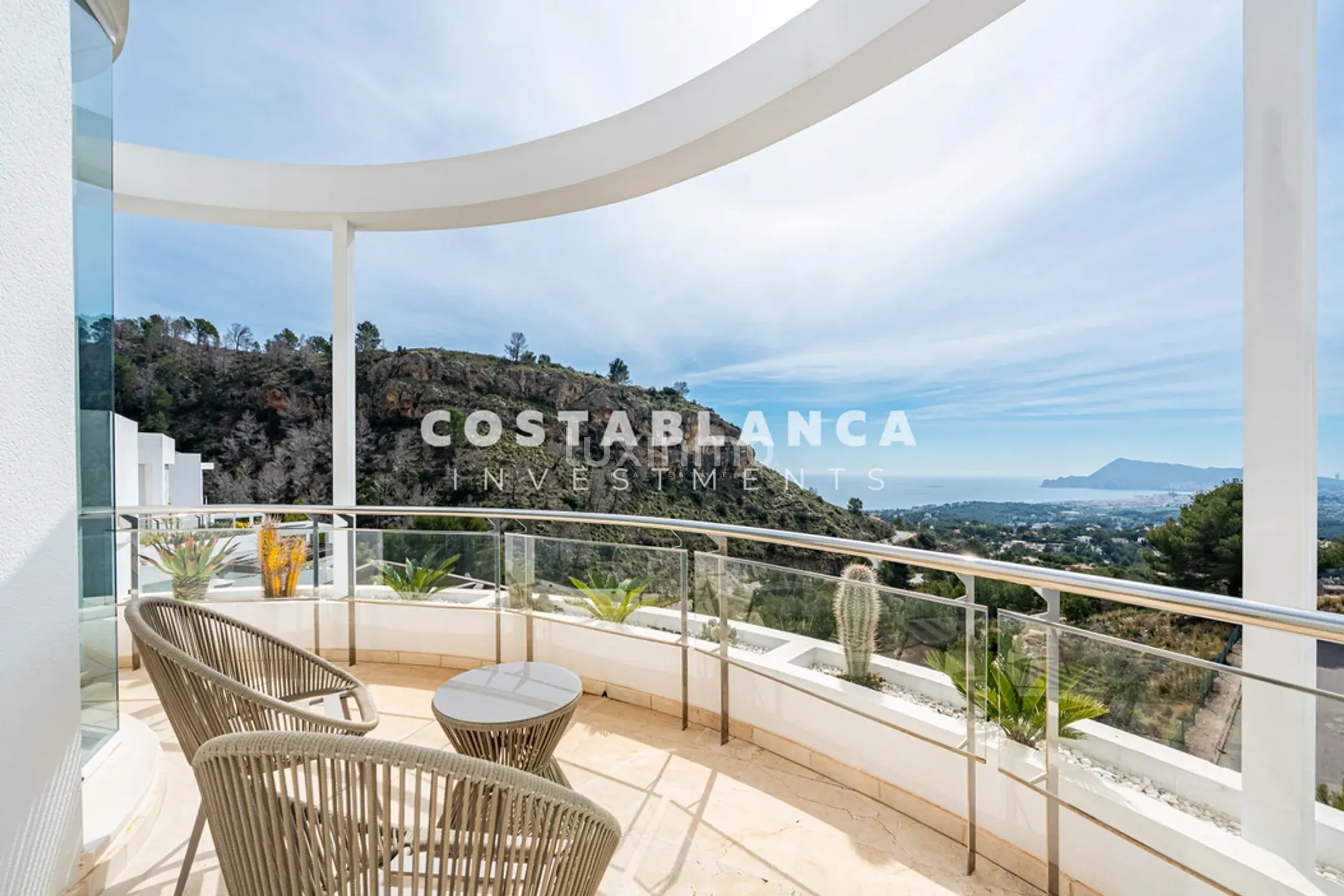 Lyxvilla med panoramautsikt över havet