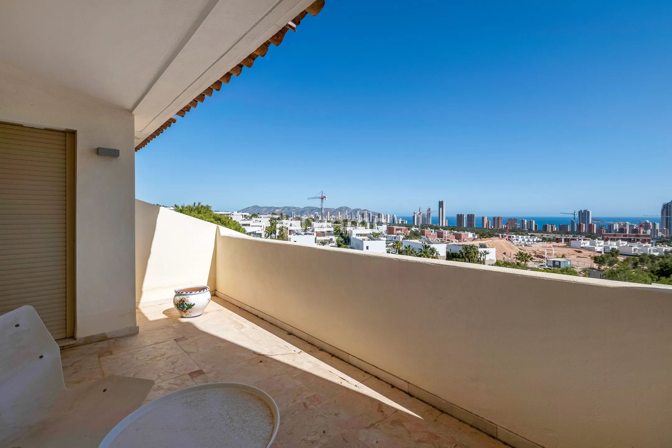 Śródziemnomorski dupleks z widokiem na morze w Sierra Cortina