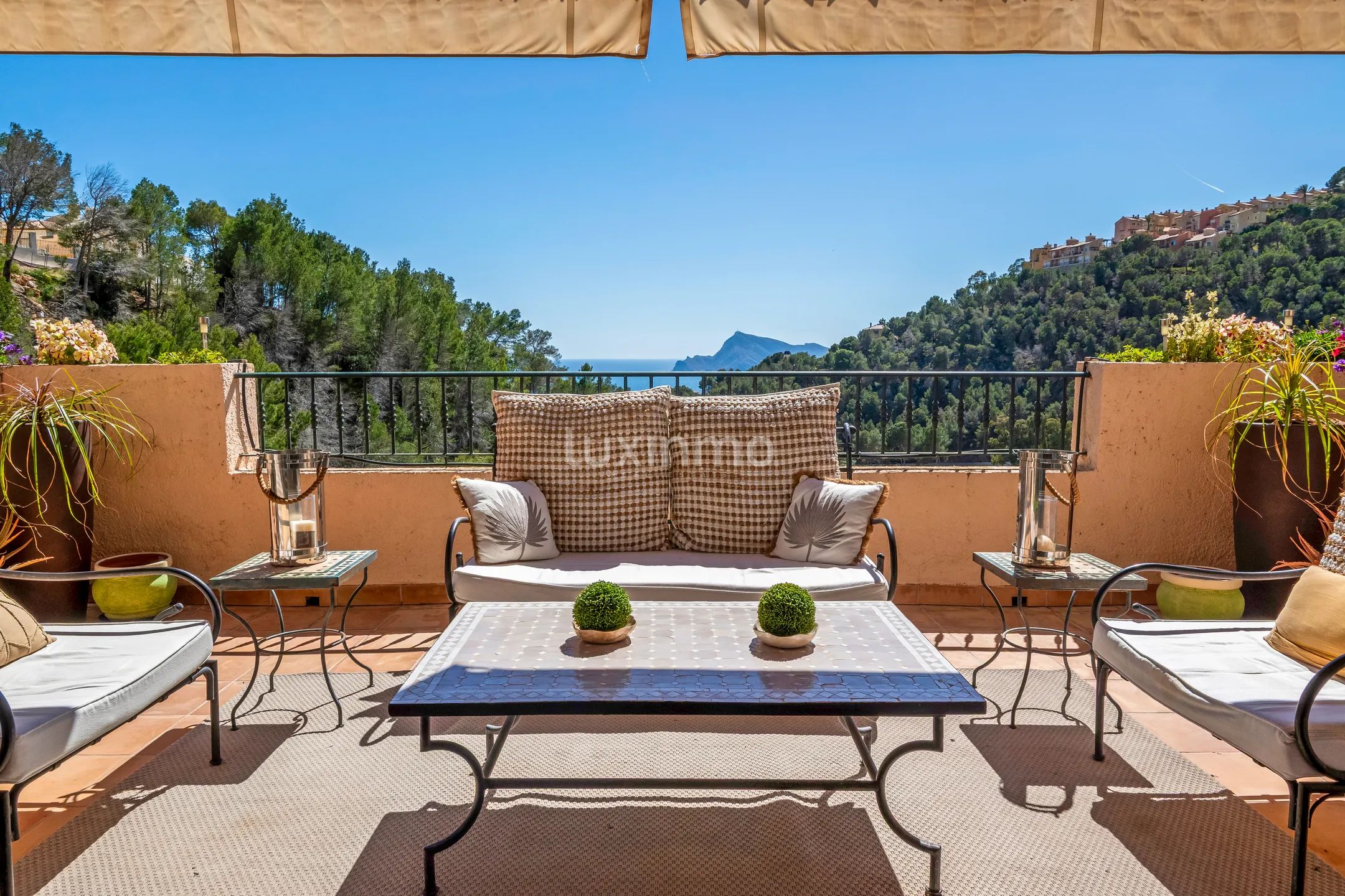 Villa de estilo mediterráneo con piscina privada y vistas al mar en Altea Hills