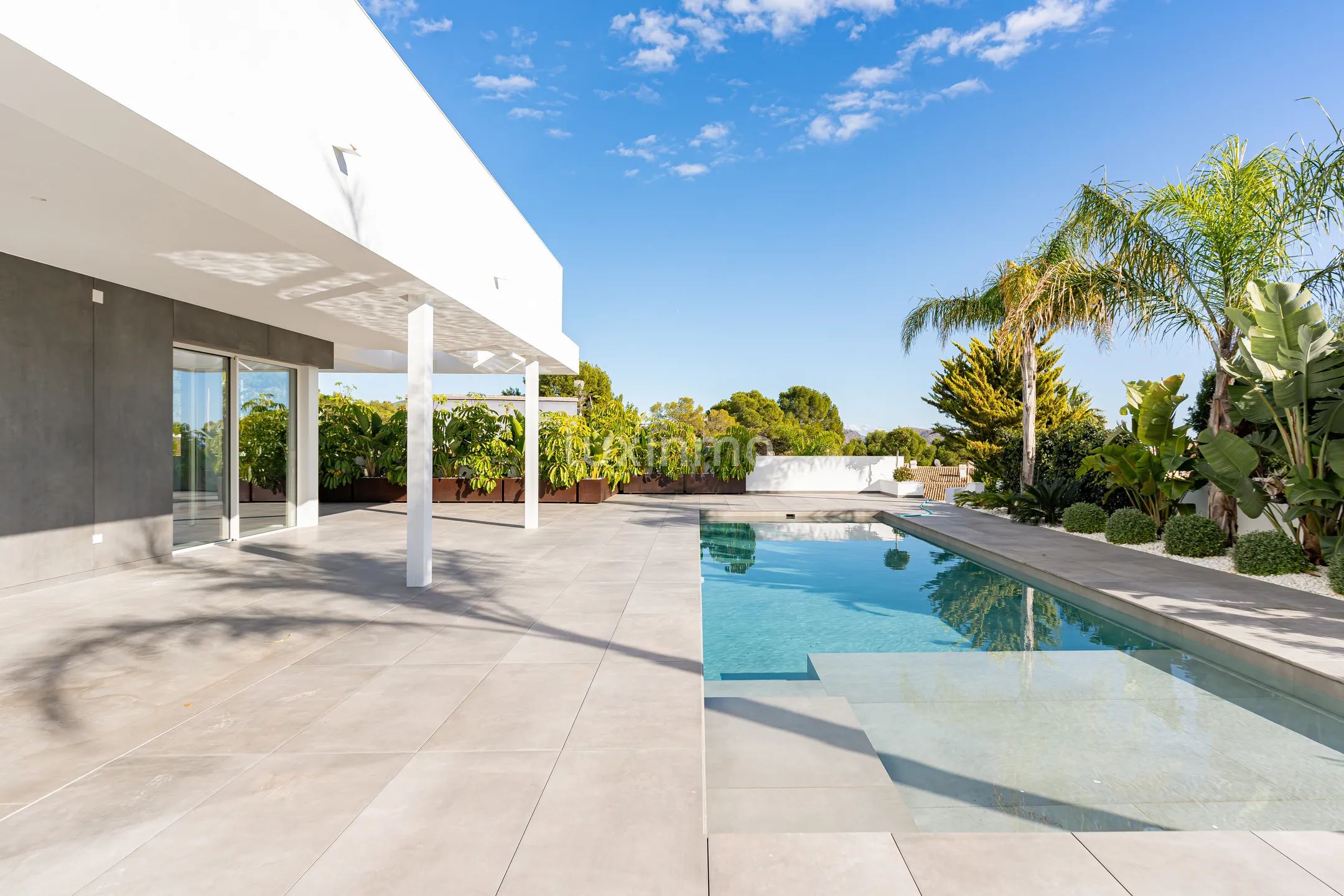 Nybygget designervilla med store terrasser i Moraira