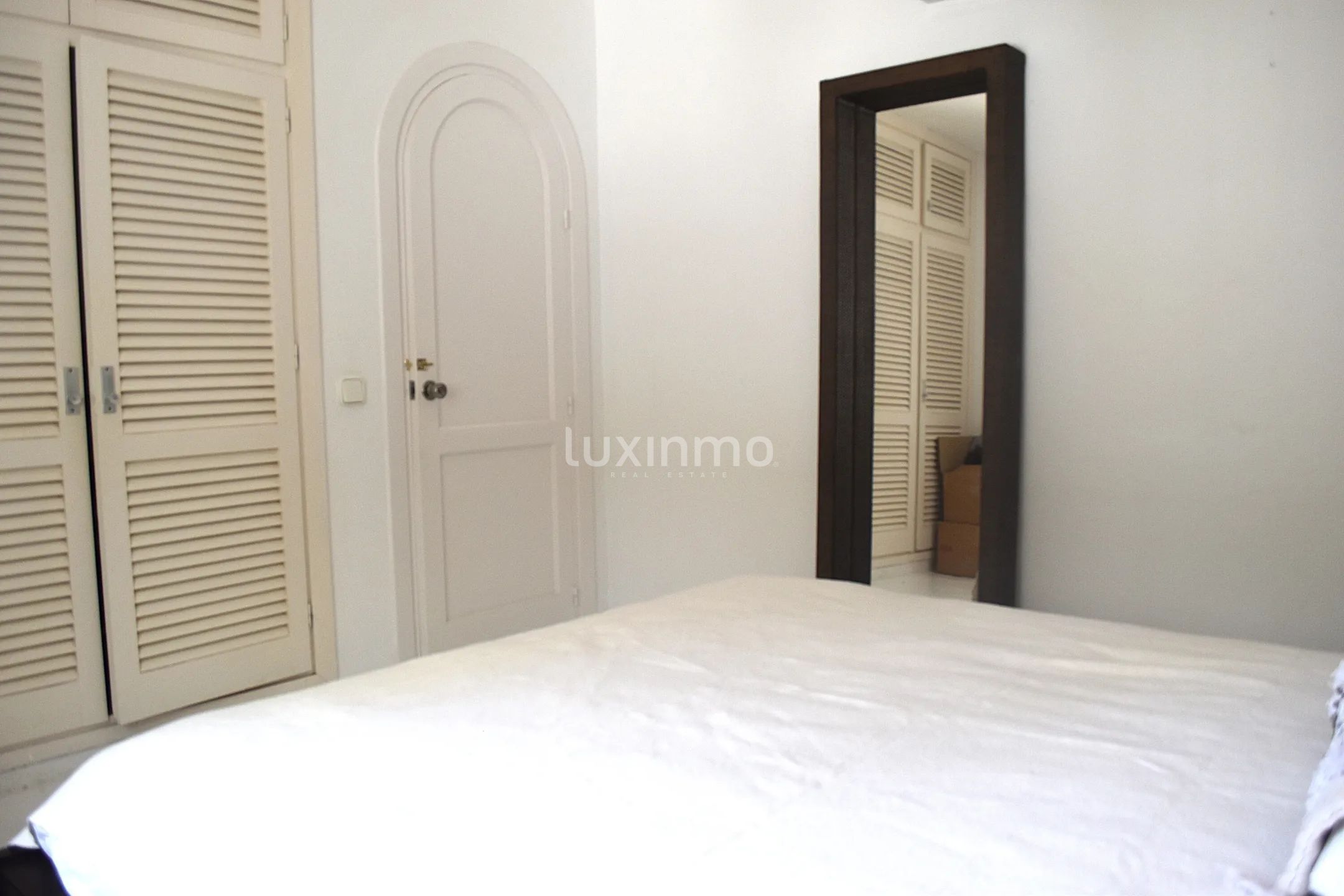 Charmante villa sur la côte sud-ouest avec vue lointaine sur la mer — photo 34