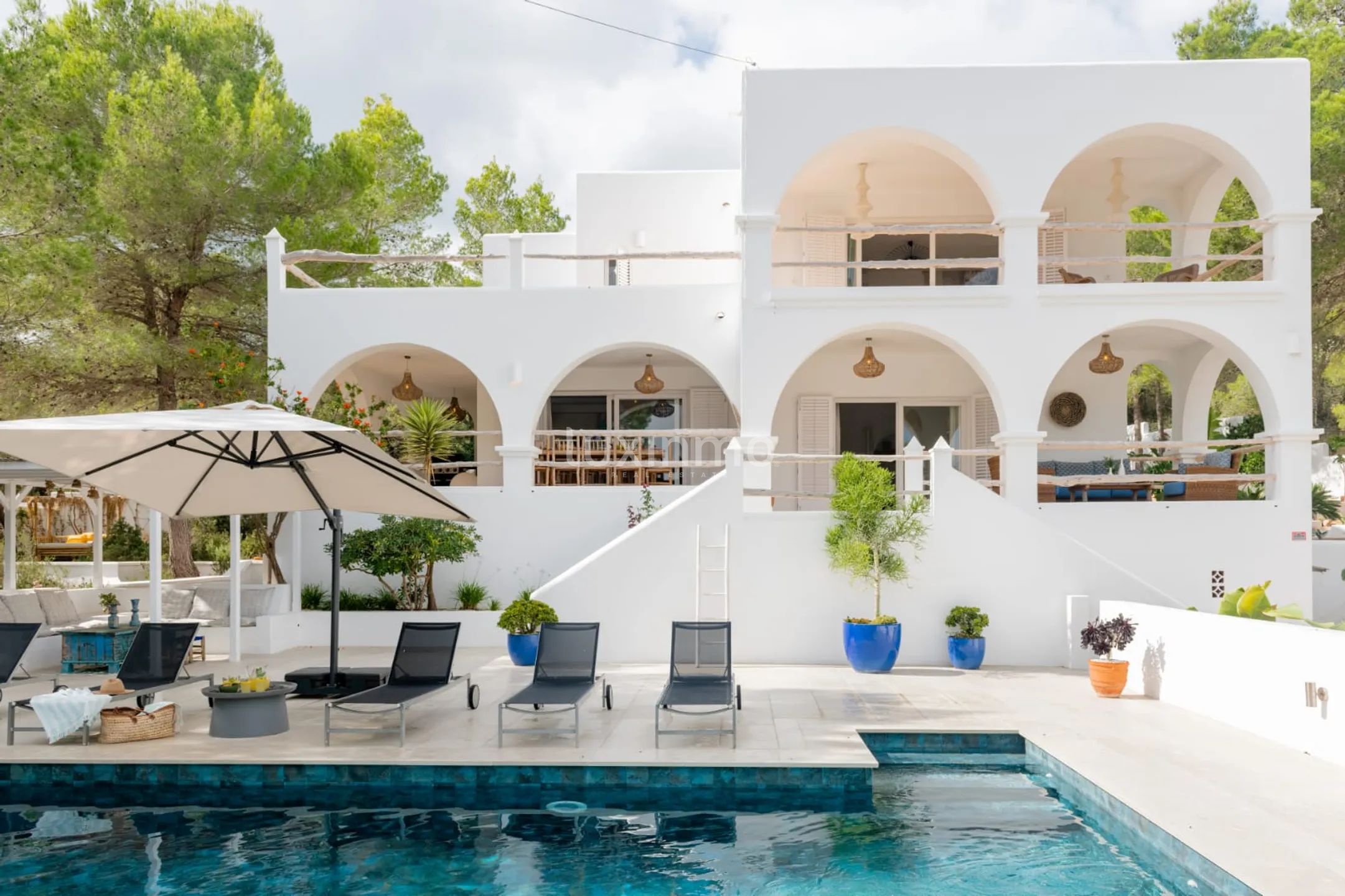 Villa de charme sur la côte sud-ouest avec vue lointaine sur la mer