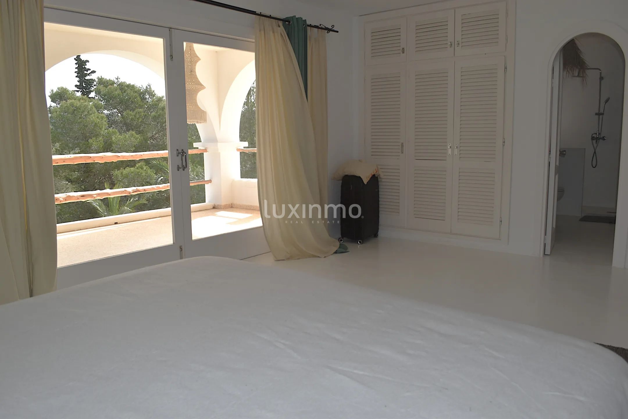 Charmante villa sur la côte sud-ouest avec vue lointaine sur la mer — photo 30