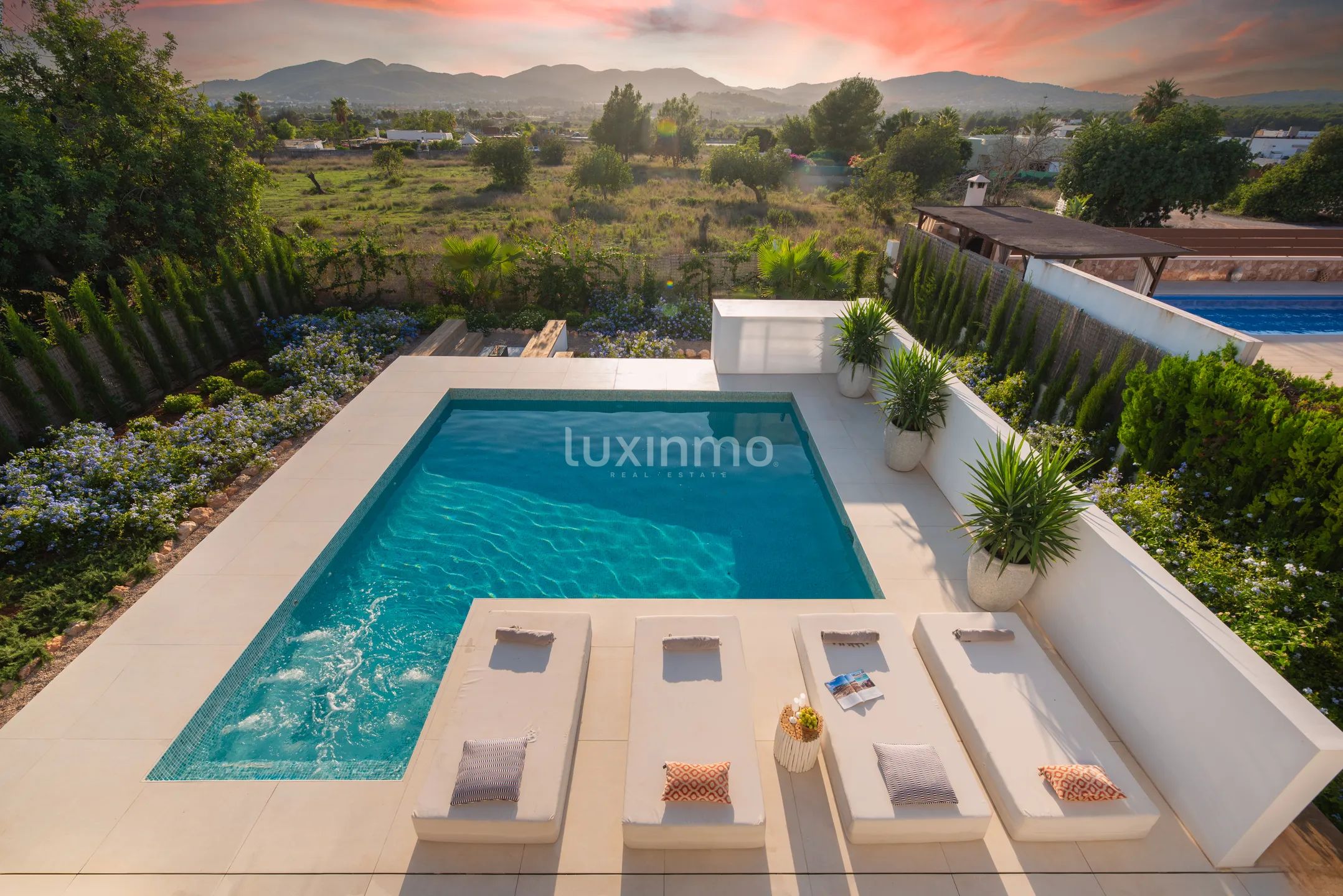 Elegante Villa Contemporánea en Can Ramón con Alquiler Lisence