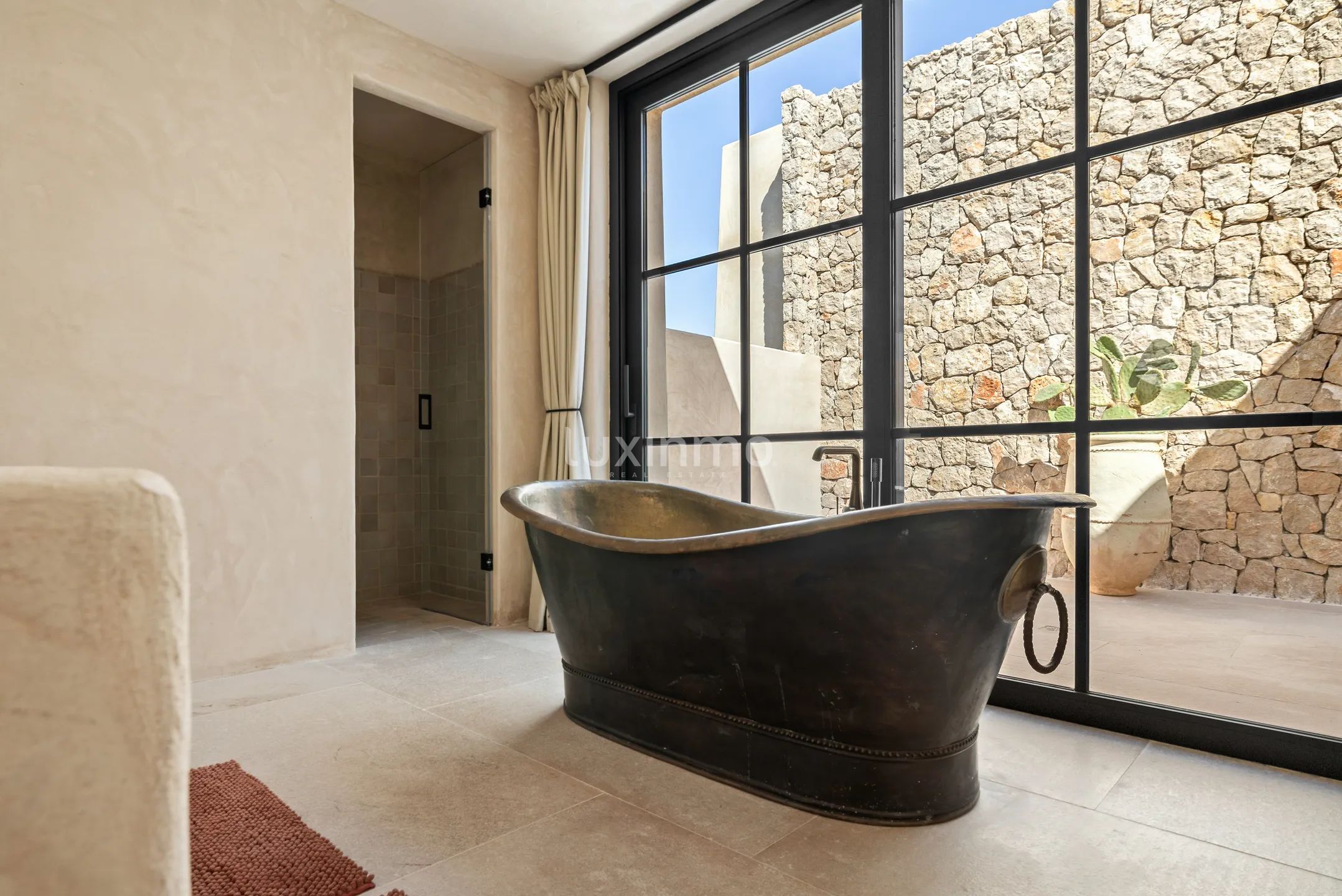 Nybygget luksuseiendom med panoramautsikt over solnedgangen i Cala Tarida — photo 31