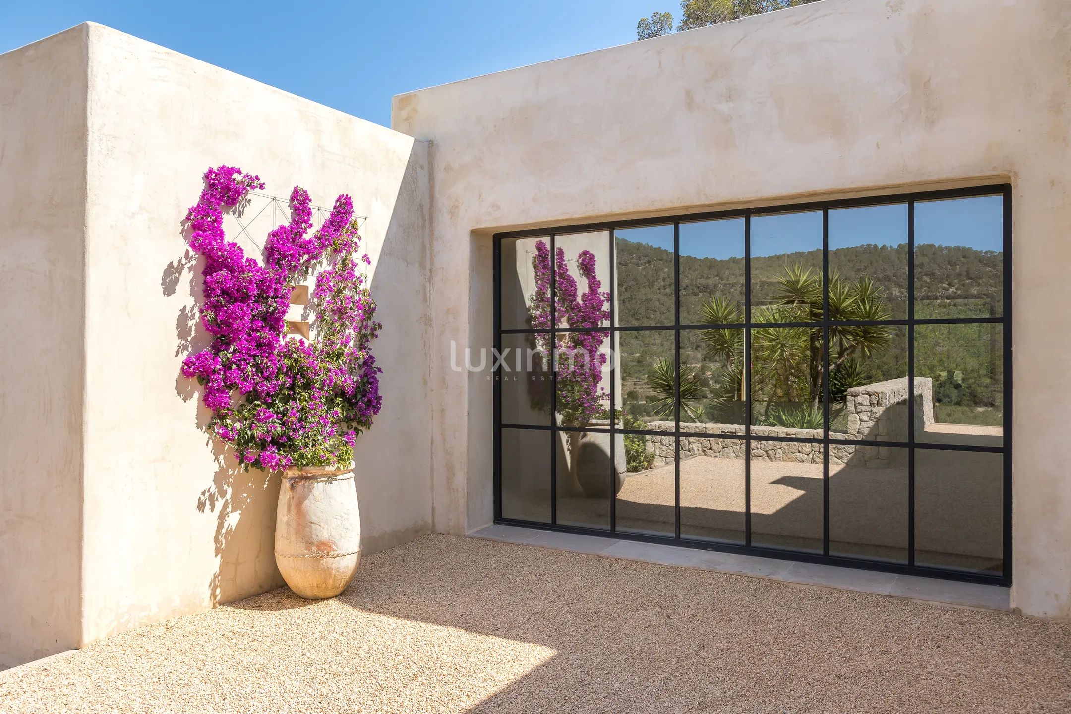 Nybygget luksuseiendom med panoramautsikt over solnedgangen i Cala Tarida — photo 33