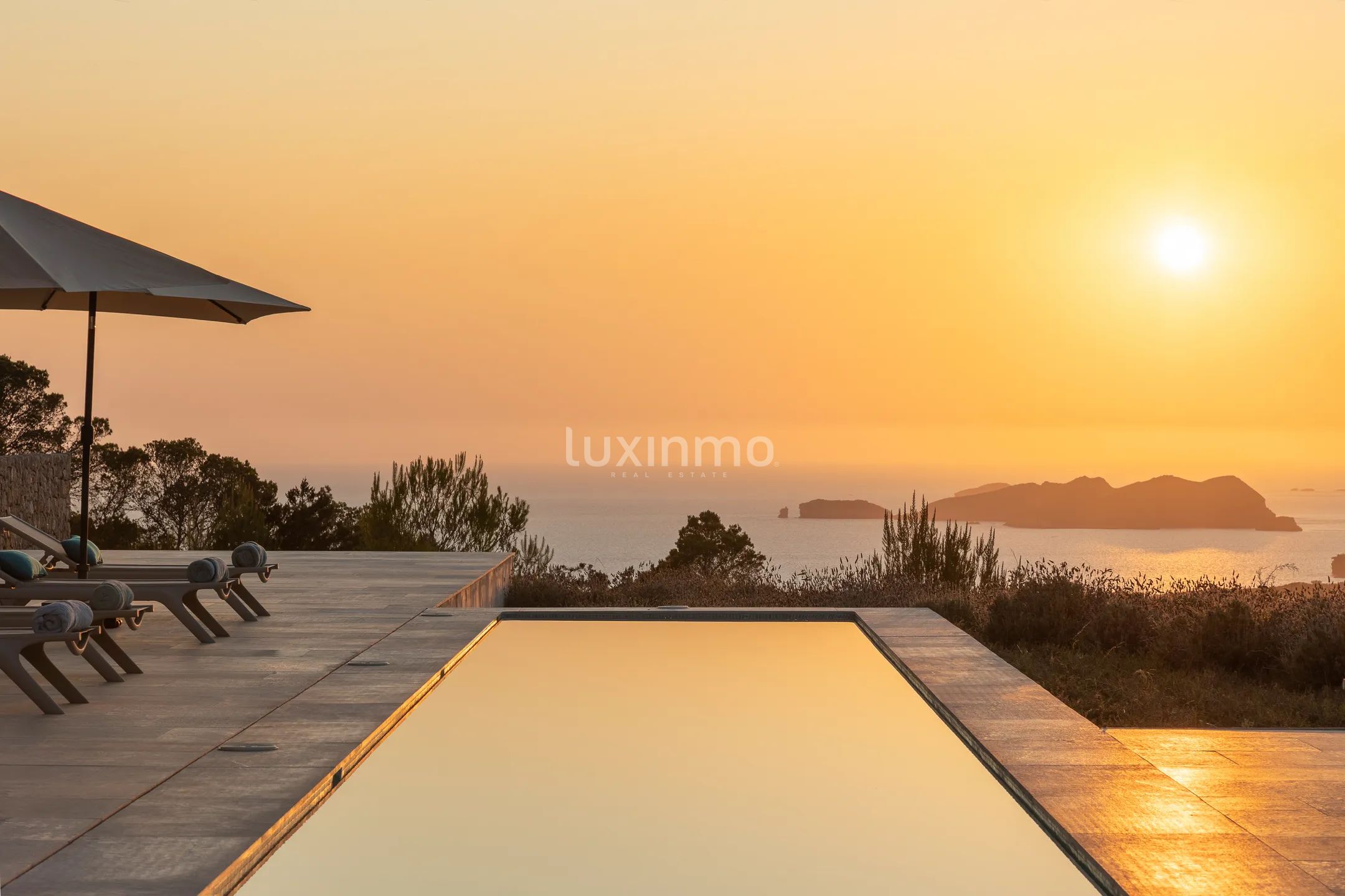 Neubau-Luxusanwesen mit Panoramablick auf den Sonnenuntergang in Cala Tarida — photo 6