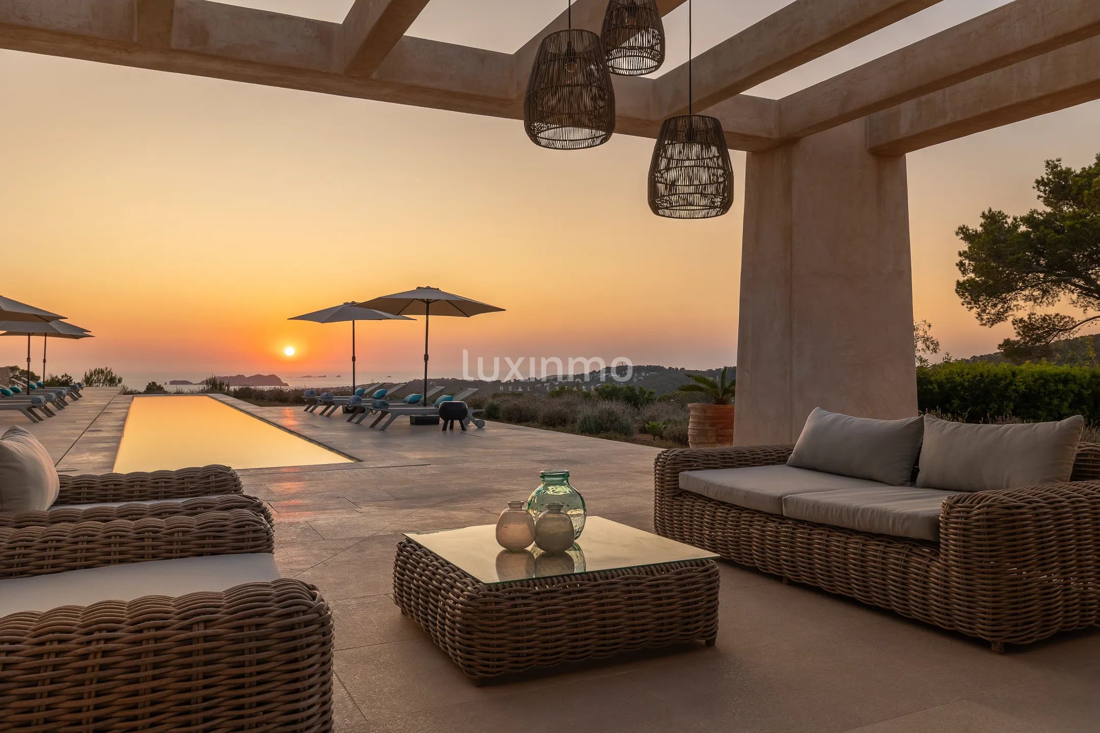 Neubau-Luxusanwesen mit Panoramablick auf den Sonnenuntergang in Cala Tarida — photo 7
