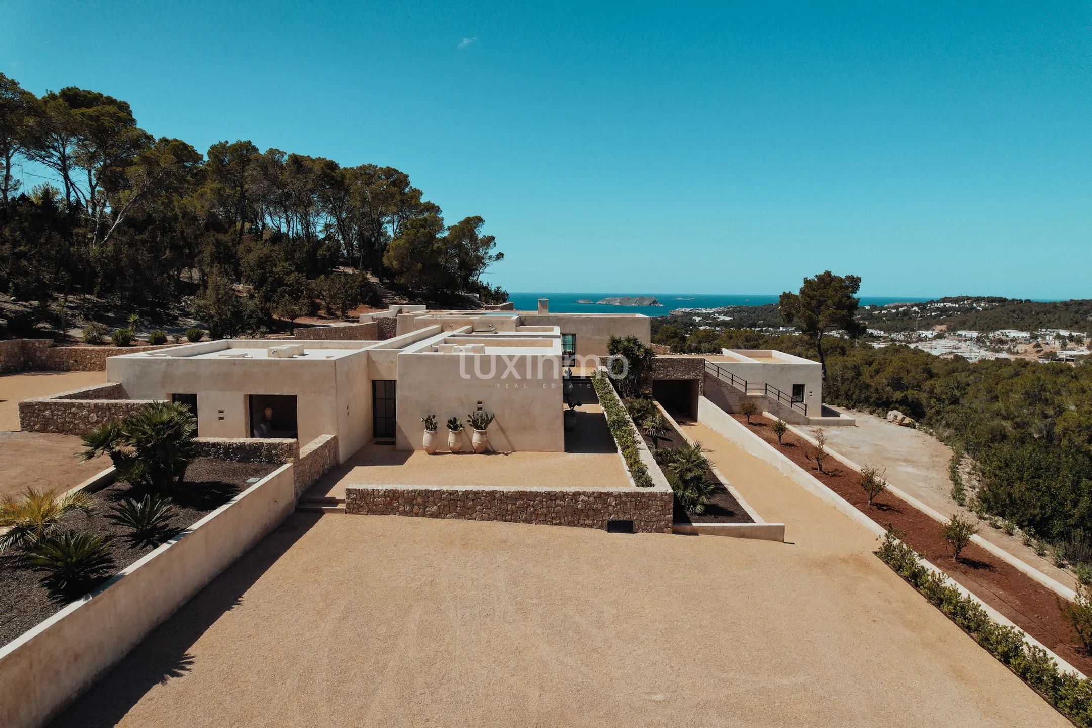 Neubau-Luxusanwesen mit Panoramablick auf den Sonnenuntergang in Cala Tarida — photo 11