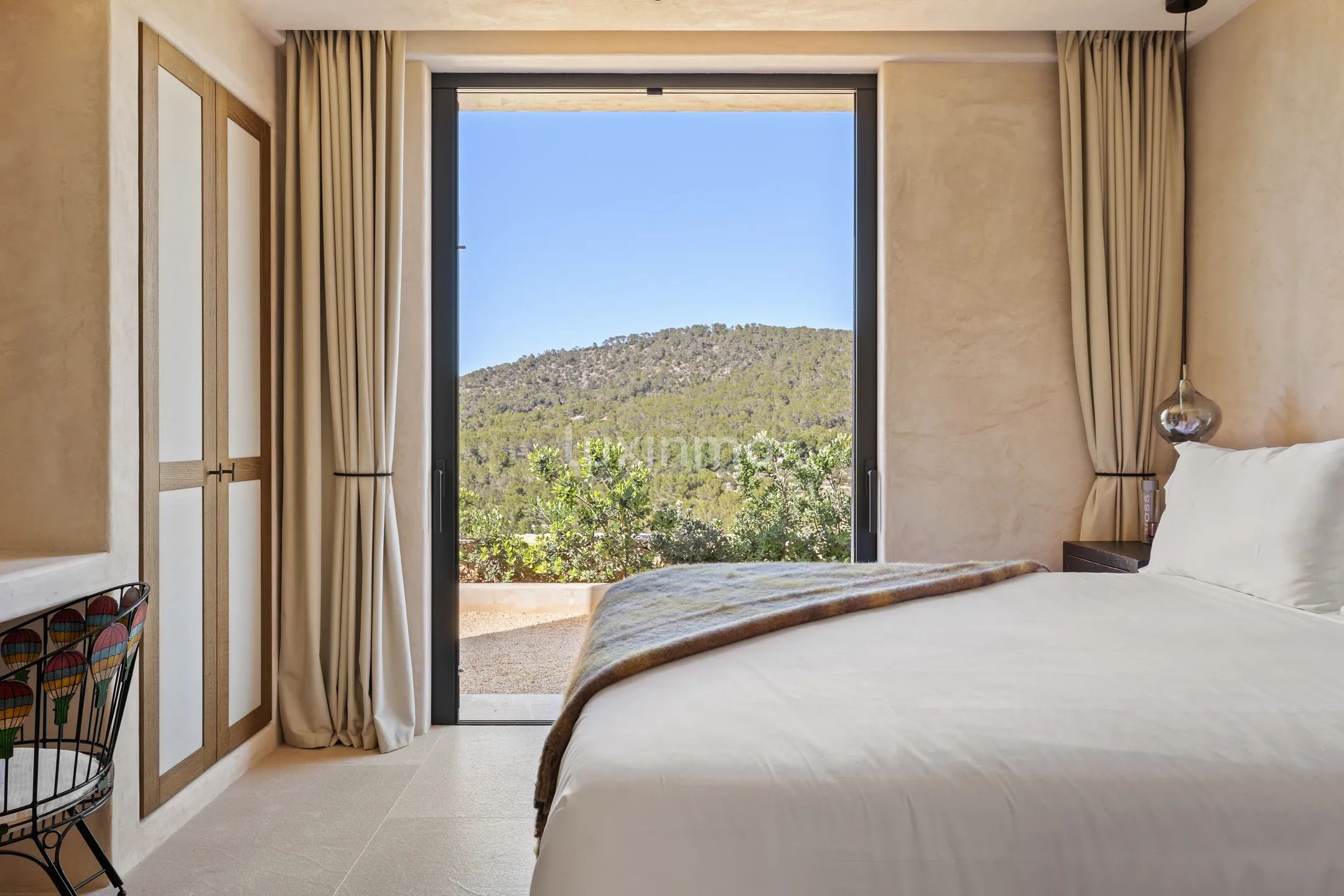 Nybygget luksuseiendom med panoramautsikt over solnedgangen i Cala Tarida — photo 23