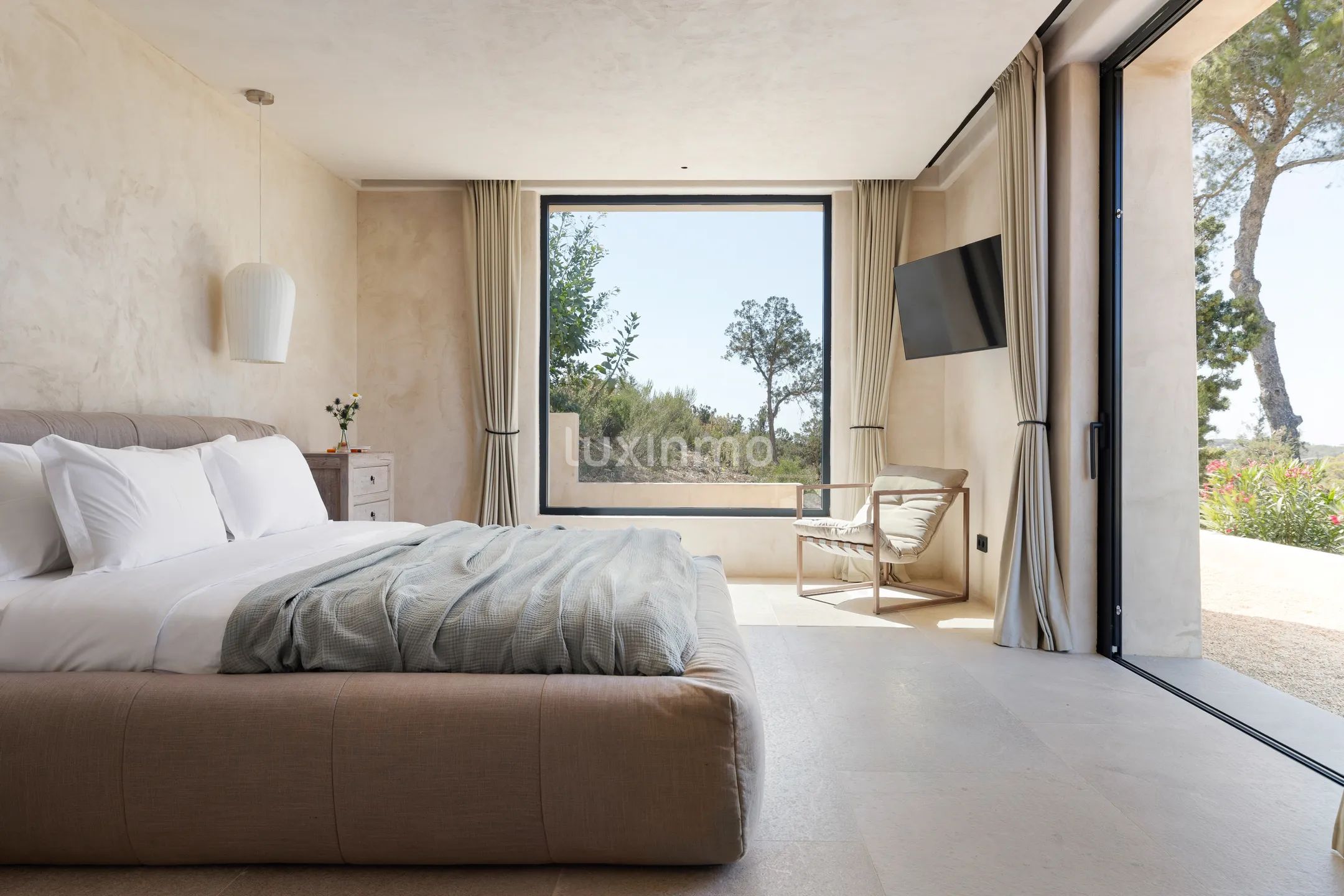 Nybygget luksuseiendom med panoramautsikt over solnedgangen i Cala Tarida — photo 28