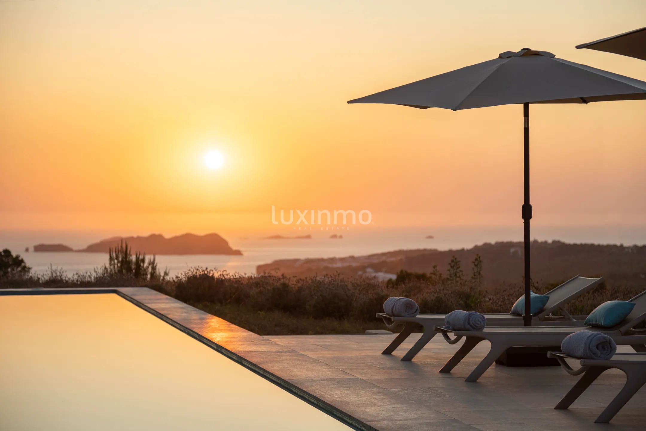 Finca de lujo de nueva construcción con vistas panorámicas al atardecer en Cala Tarida