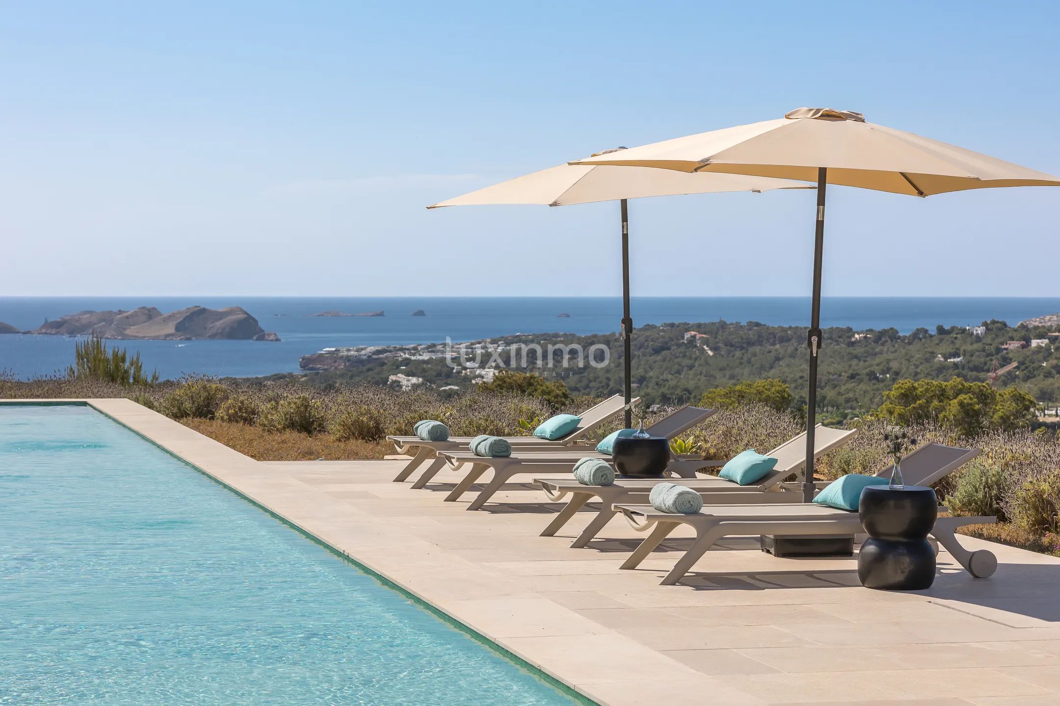 Neubau-Luxusanwesen mit Panoramablick auf den Sonnenuntergang in Cala Tarida — photo 2
